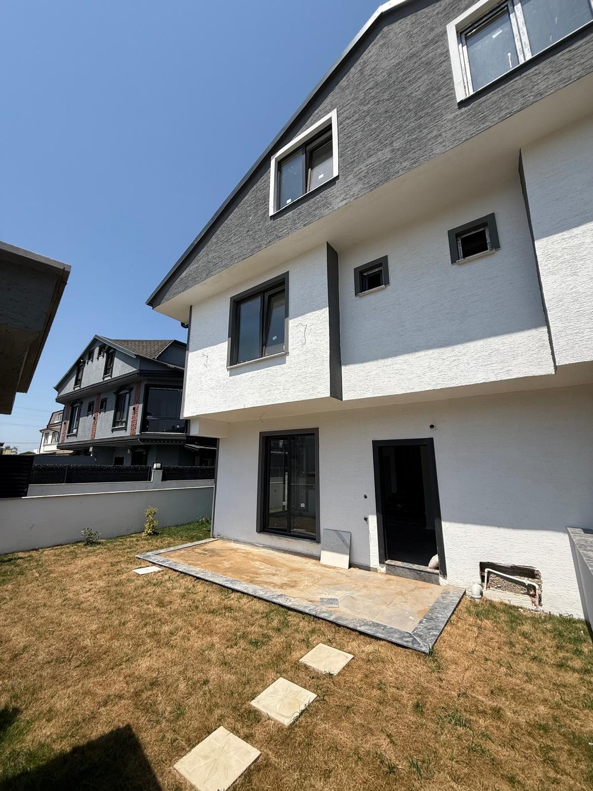 MERKEZ PLAJ, MÜSTAKİL GİRİŞ-BAHÇE, EBEVEYN BANYOLU 3+1 TRİPLEKS VİLLA! KOCAALİ YALI MH