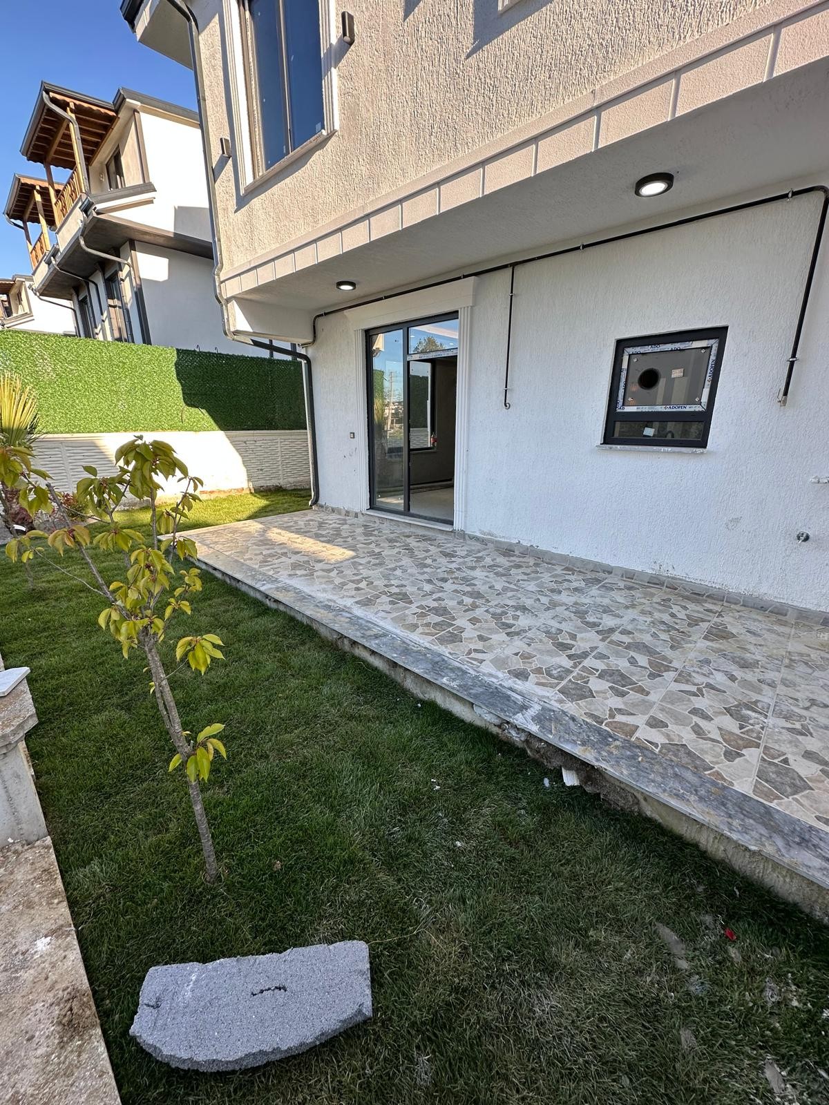 MÜSTAKİL/GİRİŞ-BAHÇE, ARKA CEPHE, EBEVEYN BANYOLU 3+1 TRİPLEKS VİLLA! KOCAALİ YALI MH
