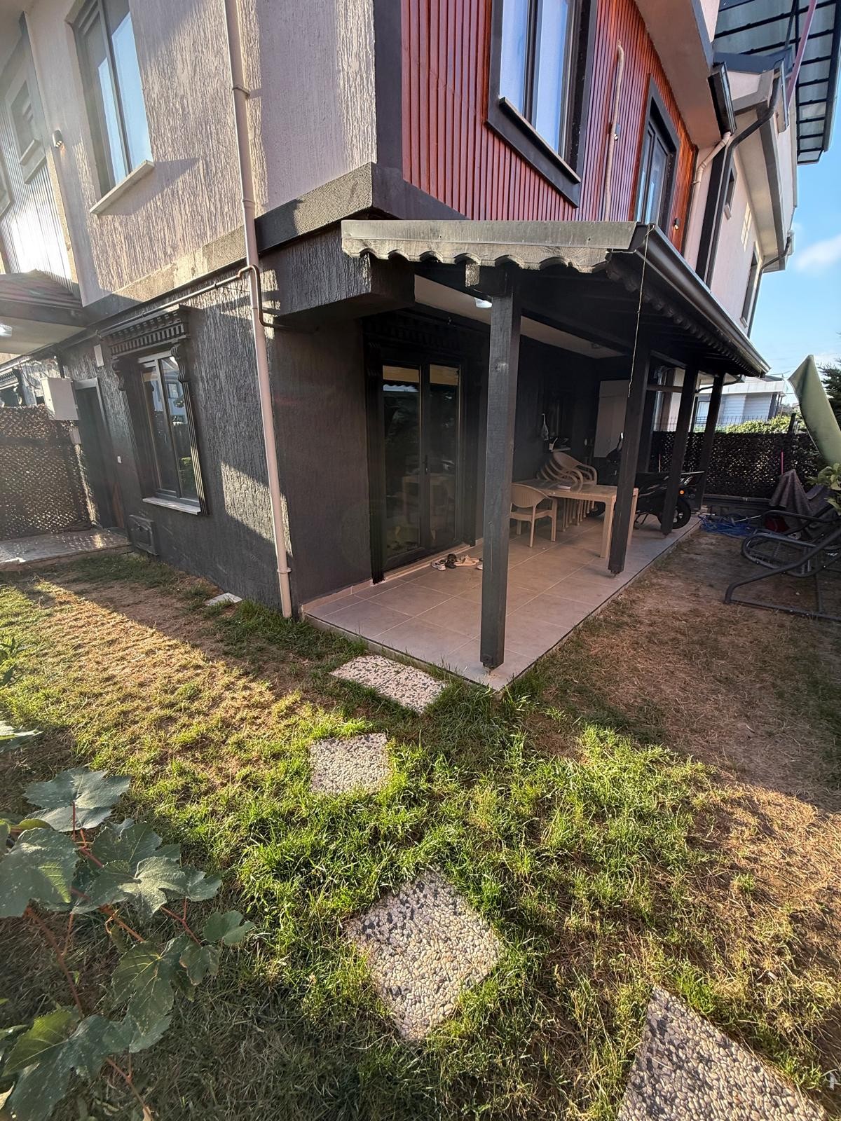 MERKEZ PLAJ, BARBEKÜLÜ, VERANDALI, KOMPLE GRANİT ZEMİN 4+1 TRİPLEKS VİLLA! KOCAALİ YALI MH