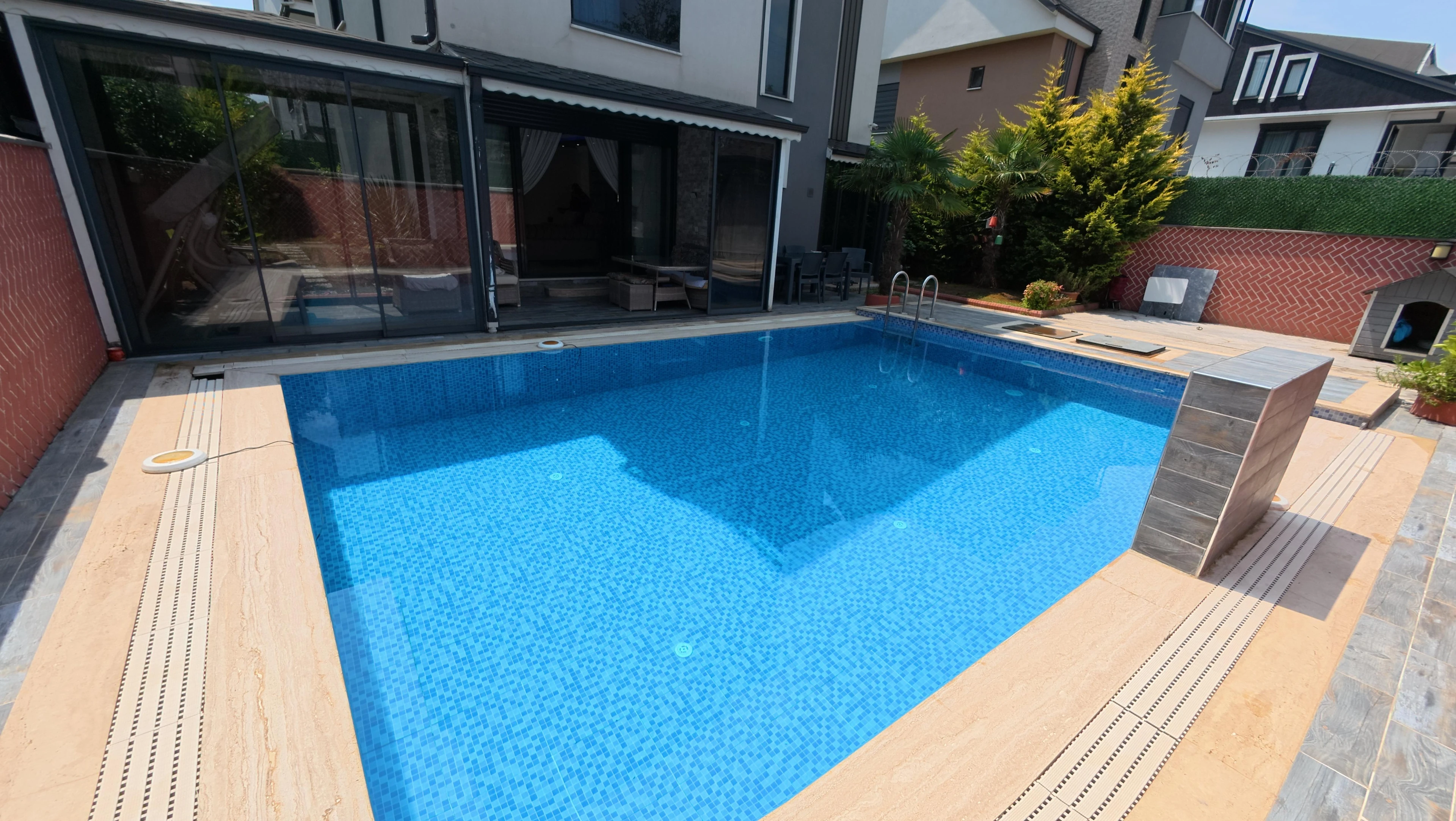 300m2 ARSA İÇİNDE TAM BAĞIMSIZ MÜSTAKİL! HAVUZLU, JAKUZİLİ, ULTRA GENİŞ BAHÇE, KENDİNE GARAJLI 4+1 TRİPLEKS VİLLA! KOCAALİ YALI MH