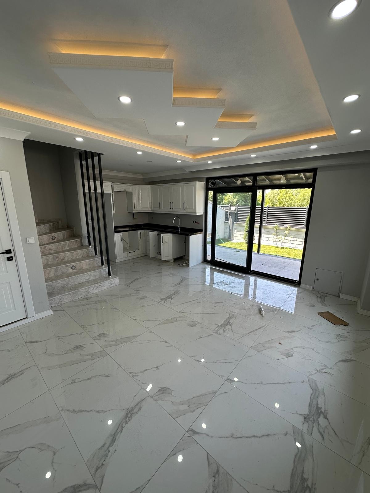 ÖN CEPHE, BAĞIMSIZ MÜSTAKİL GİRİŞ, VERANDALI, YERDEN ISITMA  3+1 TRİPLEKS VİLLA! KOCAALİ ALANDERE MH
