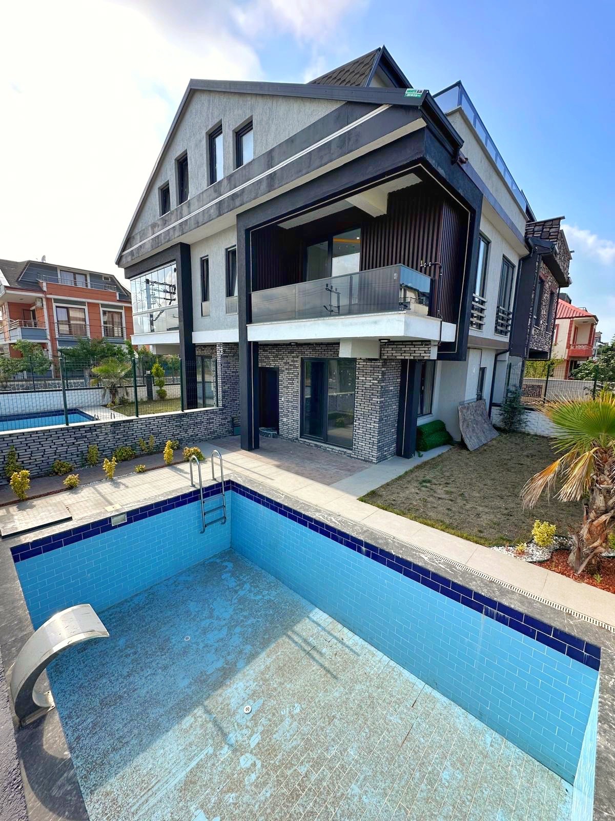 LÜKS DİZAYN, SAUNALI, JAKUZİLİ, HAVUZLU, GENİŞ BAHÇE 3+1 TRİPLEKS VİLLA! KOCAALİ ALANDERE MH