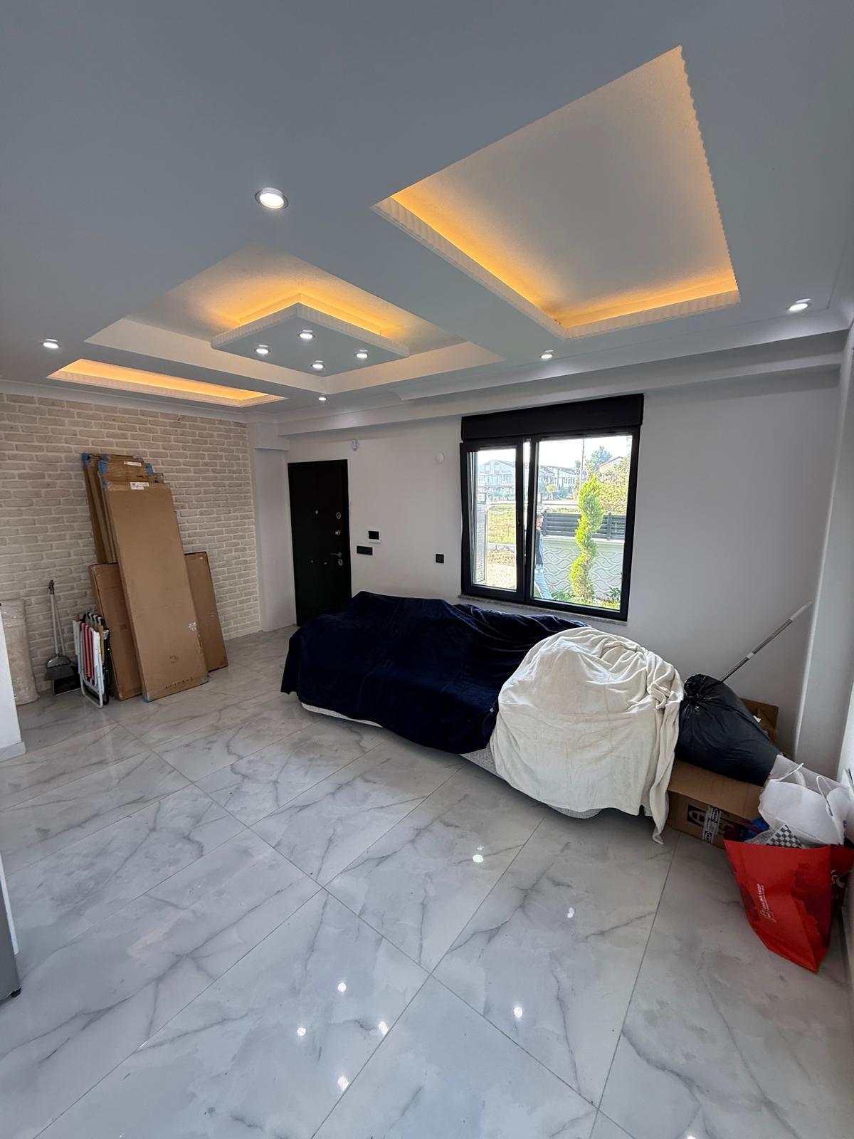 ARAÇ ŞARJ İSTASYONLU, KÖŞE PARSEL, MERKEZ PLAJ, OTURUMA HAZIR, ULTRA GENİŞ BAHÇE 3+1 TRİPLEKS VİLLA! KOCAALİ YALI MH