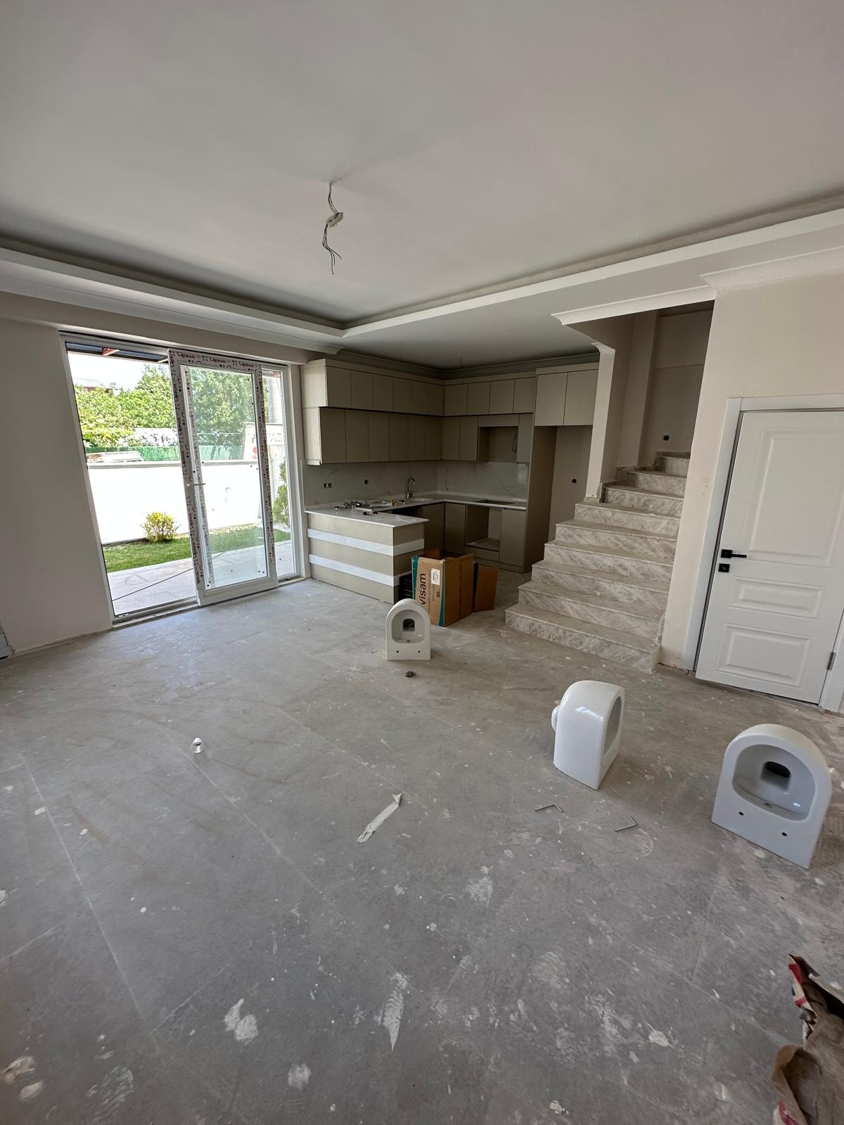 ALAÇATI TAŞ KONSEPT, MERKEZ PLAJ, YERDEN ISITMA, ÖN CEPHE 3+1 TRİPLEKS VİLLA! KOCAALİ YALI MH