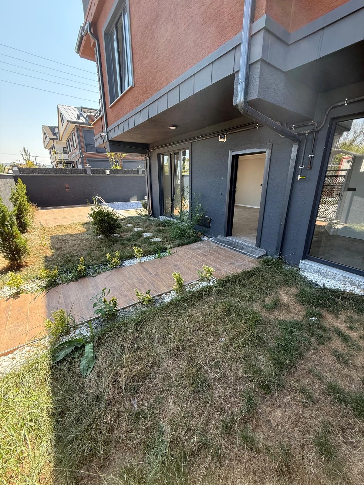 KÖŞE PARSEL, HAVUZLU, GENİŞ BAHÇE-BİNA KULLANIM ALANLI, YERDEN ISITMA 4+1 TRİPLEKS VİLLA! KOCAALİ ALANDERE MH