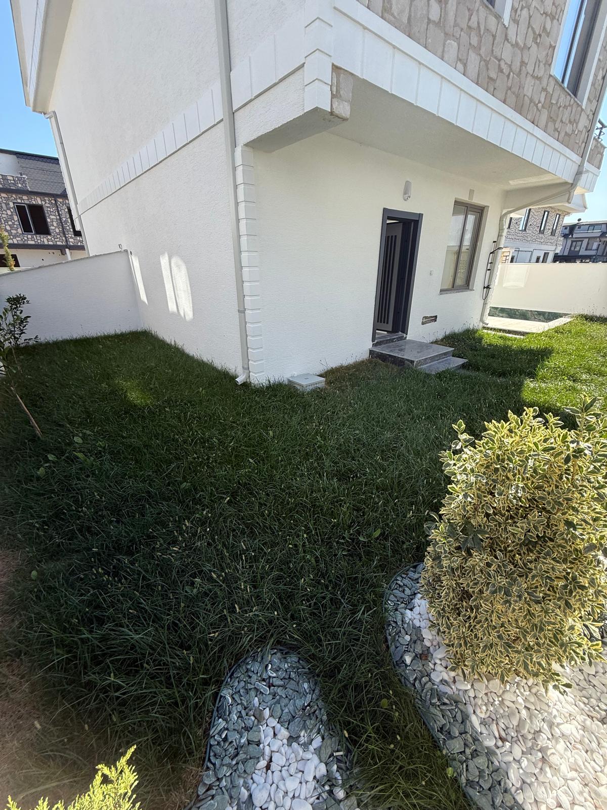 MERKEZ PLAJ, ULTRA GENİŞ BAHÇE, HAVUZLU, EBEVEYN BANYOLU, ALAÇATI TAŞ KONSEPT 4+1 TRİPLEKS VİLLA! KOCAALİ YAYLA MH