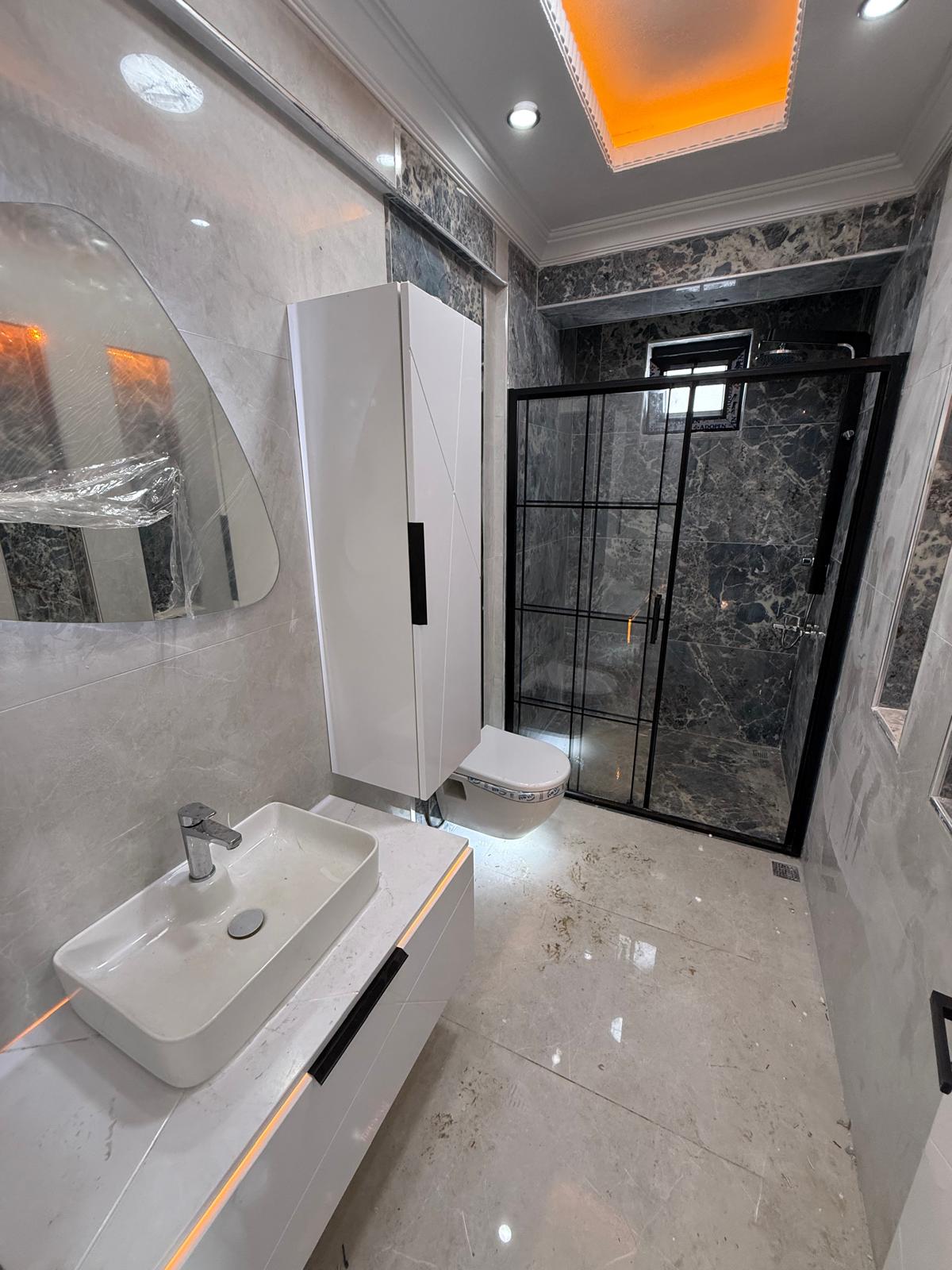 PLAJA 110METRE, ÖN CEPHE, LÜKS DİZAYN, EBEVEYN BANYO F/P TRİPLEKS 3+1 VİLLA! KOCAALİ ALANDERE MH