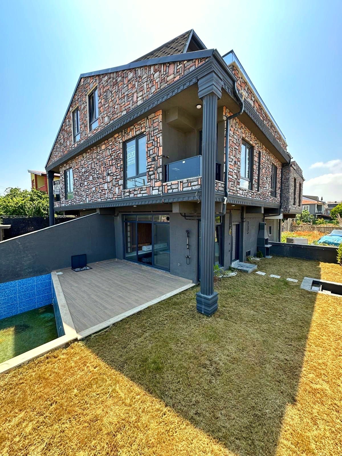 KÖŞE PARSEL, LÜKS DİZAYN, PARK YANI, MERKEZ PLAJ, HAVUZLU 4+1 TRİPLEKS VİLLA! KOCAALİ YALI MH