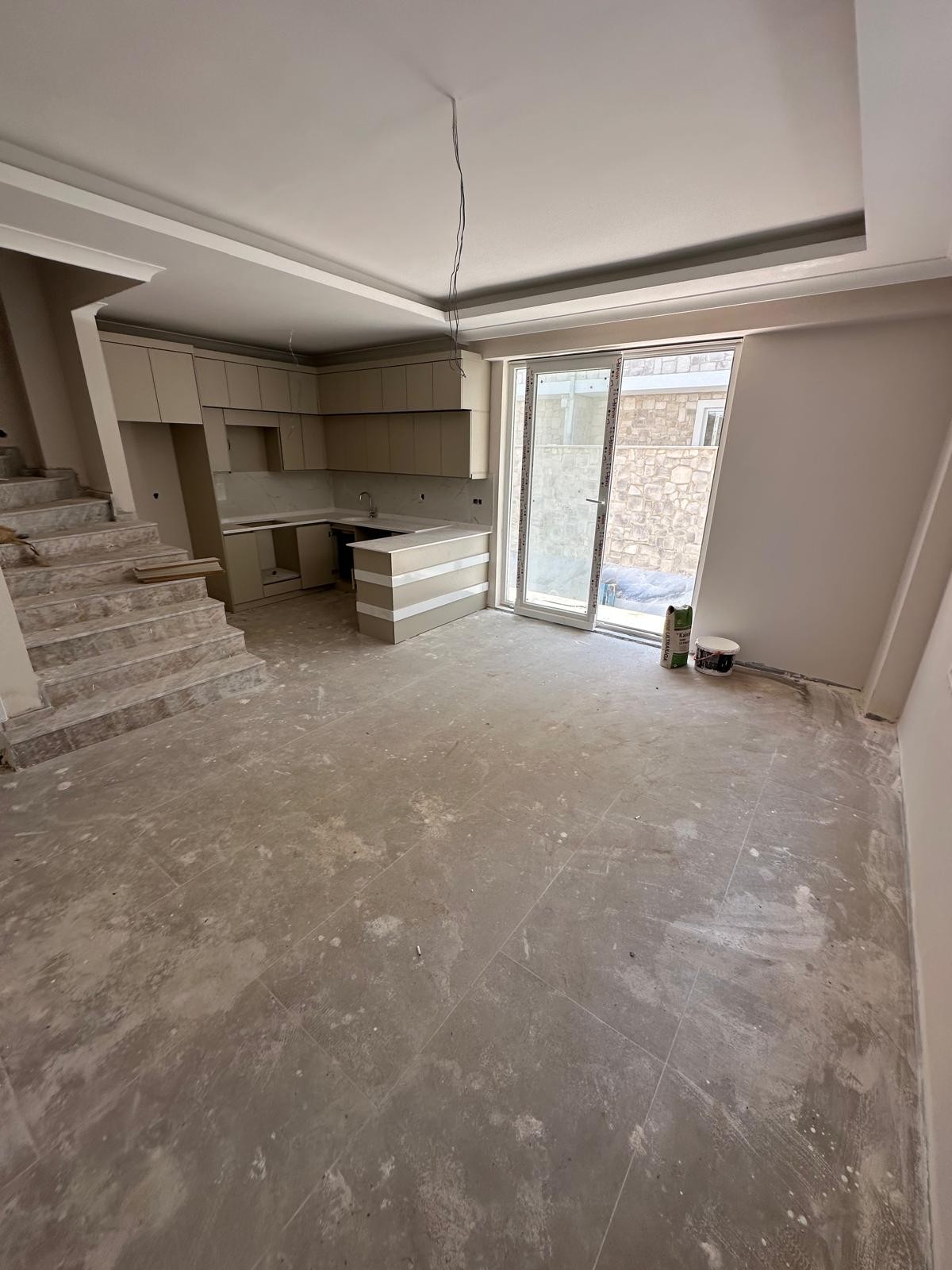ALAÇATI TAŞ KONSEPT, HAVUZLU, MERKEZ PLAJ, YERDEN ISITMA, ARKA CEPHE 3+1 TRİPLEKS VİLLA! KOCAALİ YALI MH