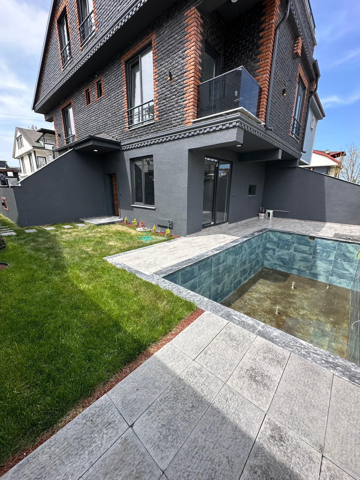 HAVUZLU, LÜKS DİZAYN, DENİZE 50M, TAŞ KONSEPT, EBEVEYN BANYOLU 3+1 TRİPLEKS VİLLA! KOCAALİ ALANDERE MH 