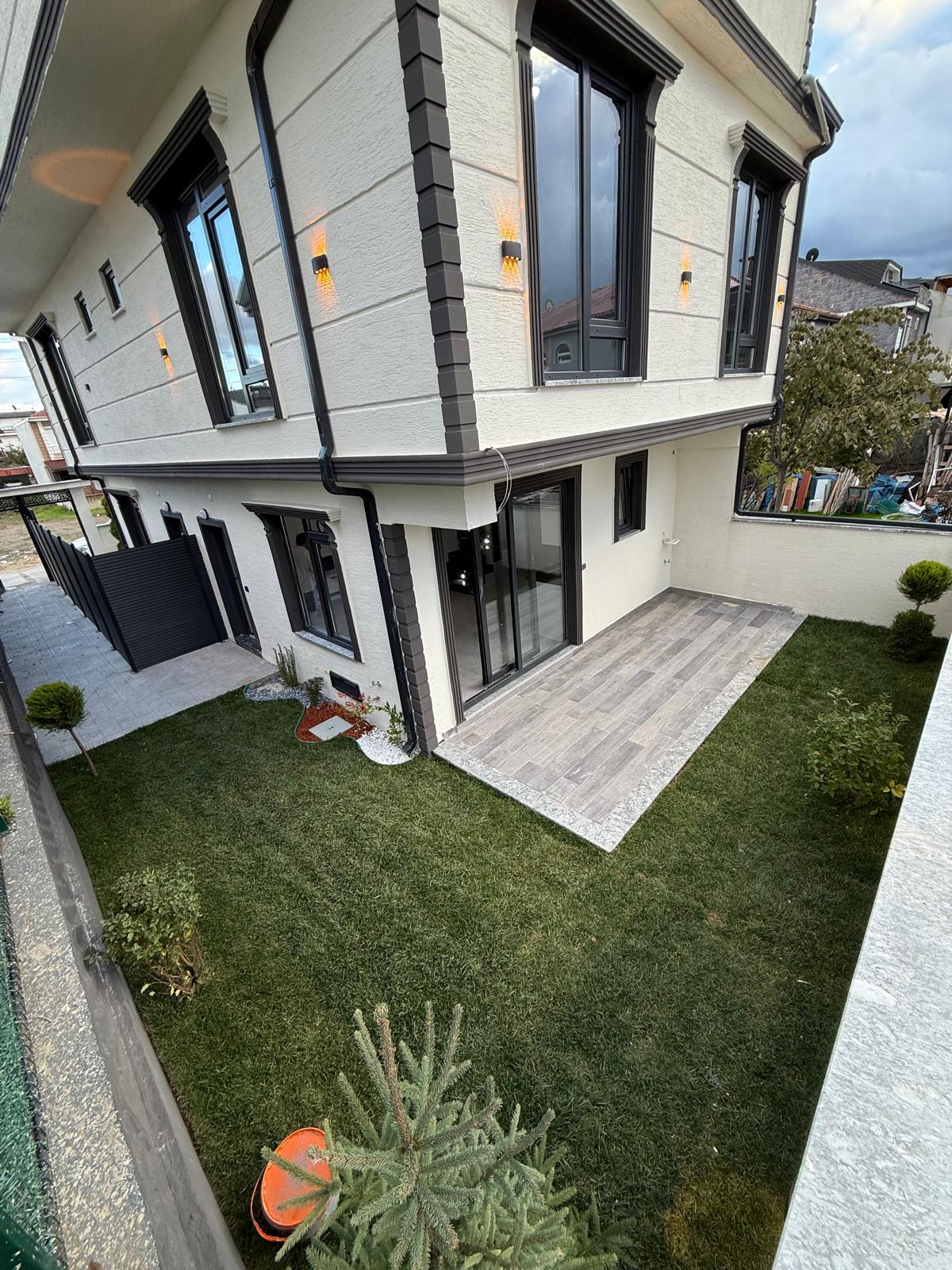 ARKA CEPHE, DENİZ MANZARALI TERAS, LÜKS DİZAYN, YERDEN ISITMA, EBEVEYN BANYOLU 3+1 TRİPLEKS VİLLA! KOCAALİ ALANDERE MH