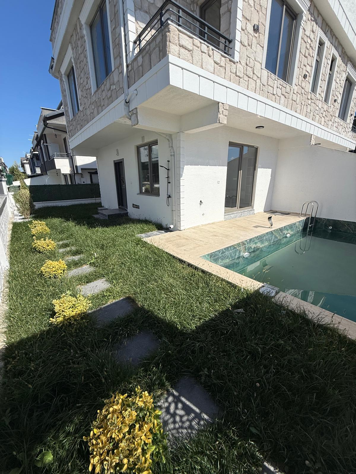 MERKEZ PLAJ, ULTRA GENİŞ BAHÇE, HAVUZLU, EBEVEYN BANYOLU, ALAÇATI TAŞ KONSEPT 4+1 TRİPLEKS VİLLA! KOCAALİ YAYLA MH