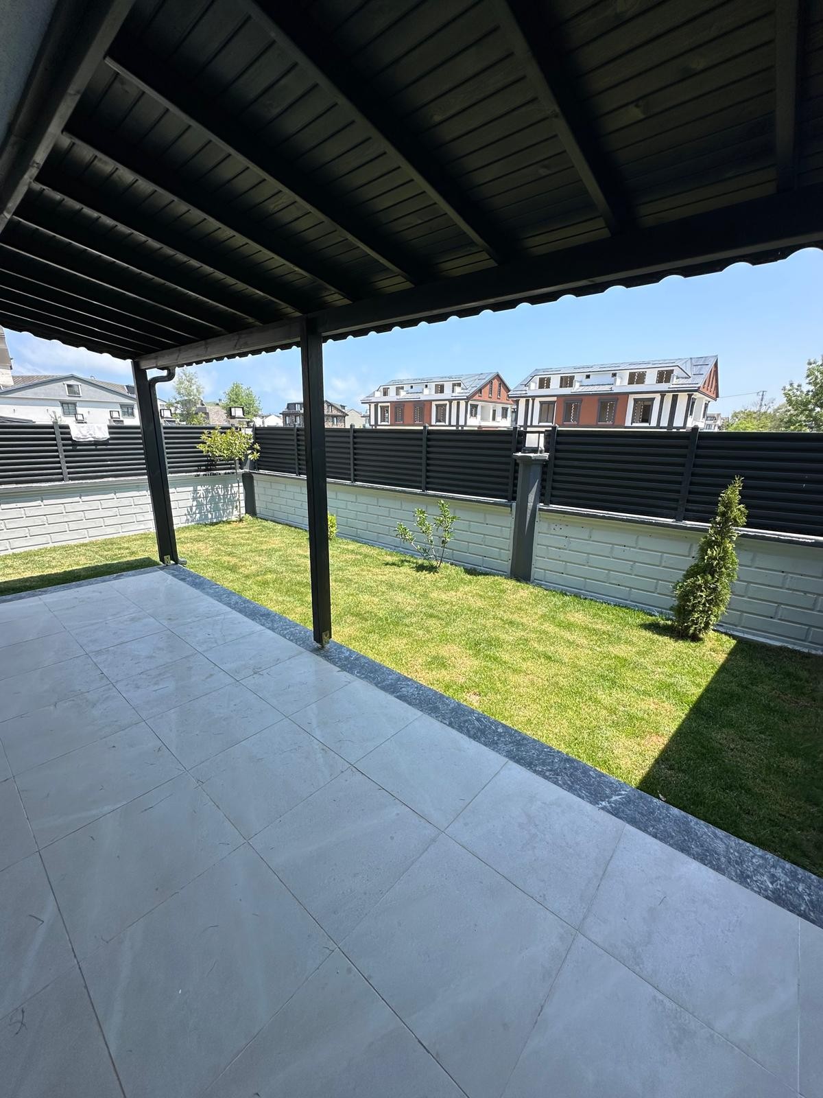 ARKA CEPHE, BAĞIMSIZ MÜSTAKİL GİRİŞ, VERANDALI, YERDEN ISITMA  3+1 TRİPLEKS VİLLA! KOCAALİ ALANDERE MH