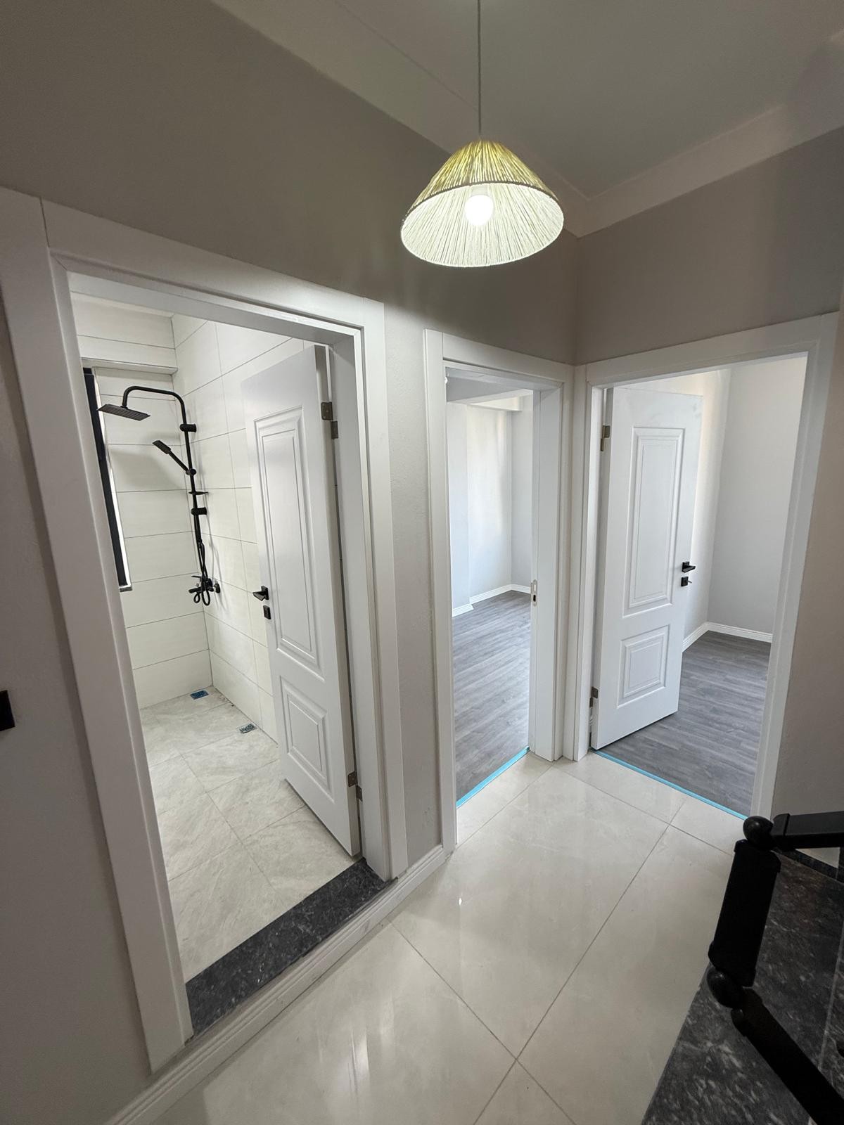 ALAÇATI TAŞ KONSEPT, MERKEZ PLAJ, EBEVEYN BANYO, YERDEN ISITMA, ARKA CEPHE  3+1 TRİPLEKS VİLLA! KOCAALİ YALI MH