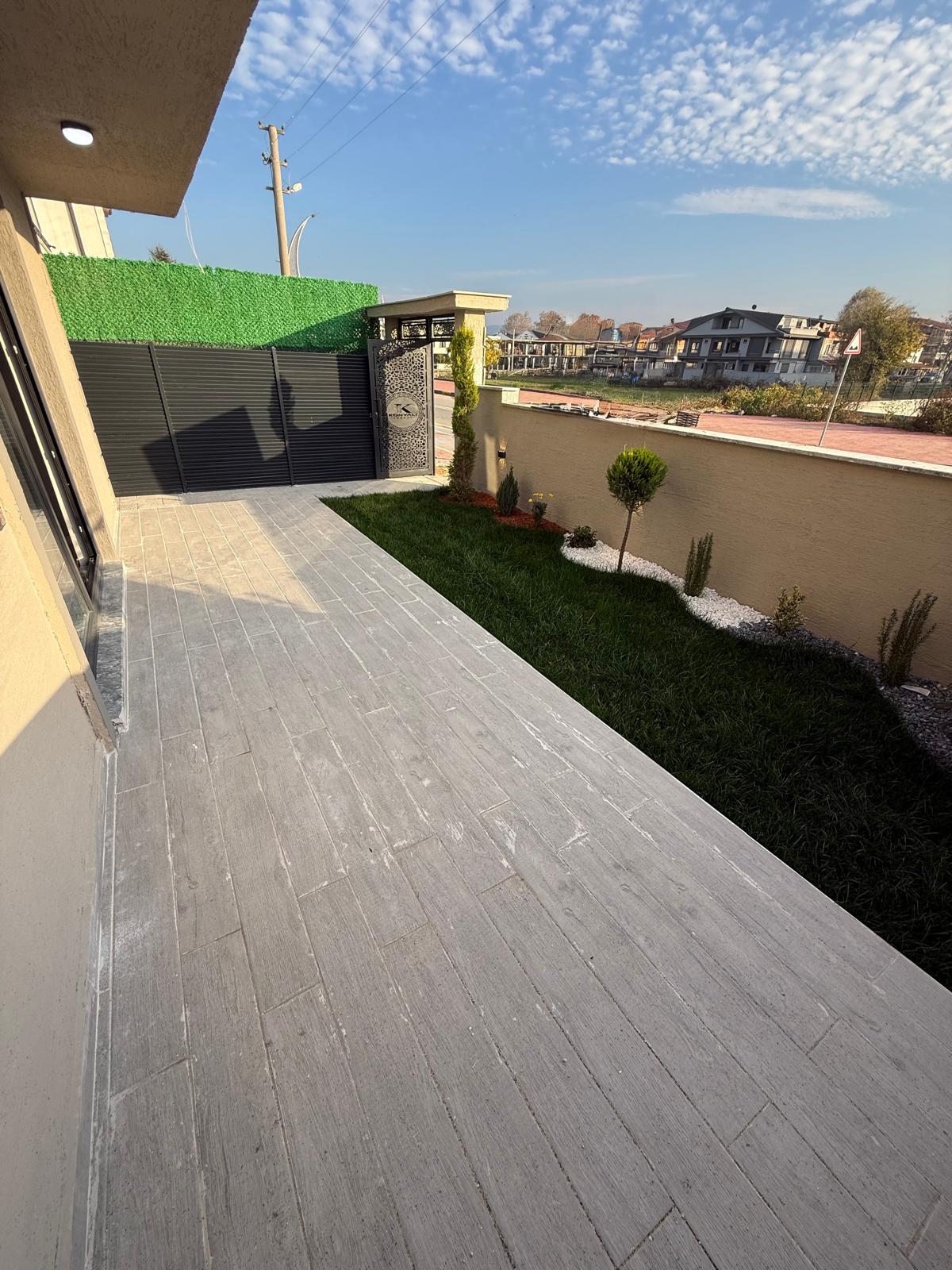 MERKEZ PLAJ, ÖN CEPHE, LÜKS DİZAYN, 105m2 KENDİNE AİT ARSASI, EBEVEYN BANYO 3+1 TRİPLEKS VİLLA! KOCAALİ YALI MH