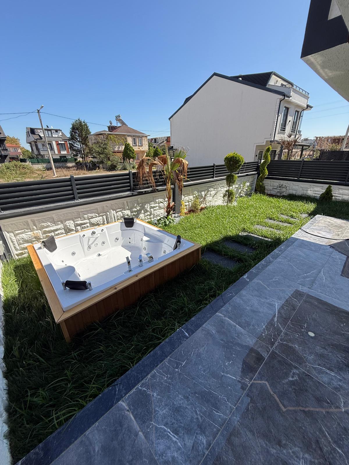 BAHÇE VE TERAS JAKUZİLİ, LÜKS DİZAYN, GENİŞ BAHÇE-BİNA KULLANIM ALANLI 3+1 TRİPLEKS VİLLA! KOCAALİ ALANDERE MH