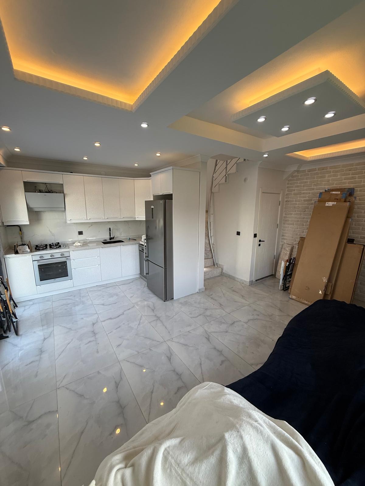 ARAÇ ŞARJ İSTASYONLU, KÖŞE PARSEL, MERKEZ PLAJ, OTURUMA HAZIR, ULTRA GENİŞ BAHÇE 3+1 TRİPLEKS VİLLA! KOCAALİ YALI MH