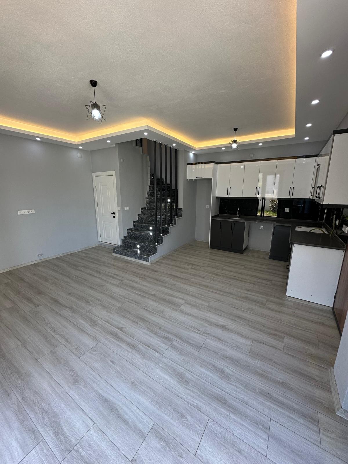 ULTRA GENİŞ BAHÇE ALANLI, KÖŞE PARSEL, EBEVEYN BANYOLU F/P 3+1 TRİPLEKS VİLLA! KOCAALİ YALI MH 