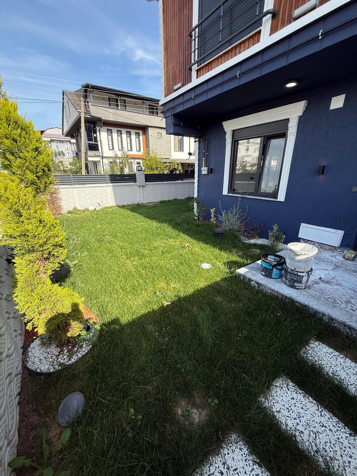 ARAÇ ŞARJ İSTASYONLU, KÖŞE PARSEL, MERKEZ PLAJ, OTURUMA HAZIR, ULTRA GENİŞ BAHÇE 3+1 TRİPLEKS VİLLA! KOCAALİ YALI MH