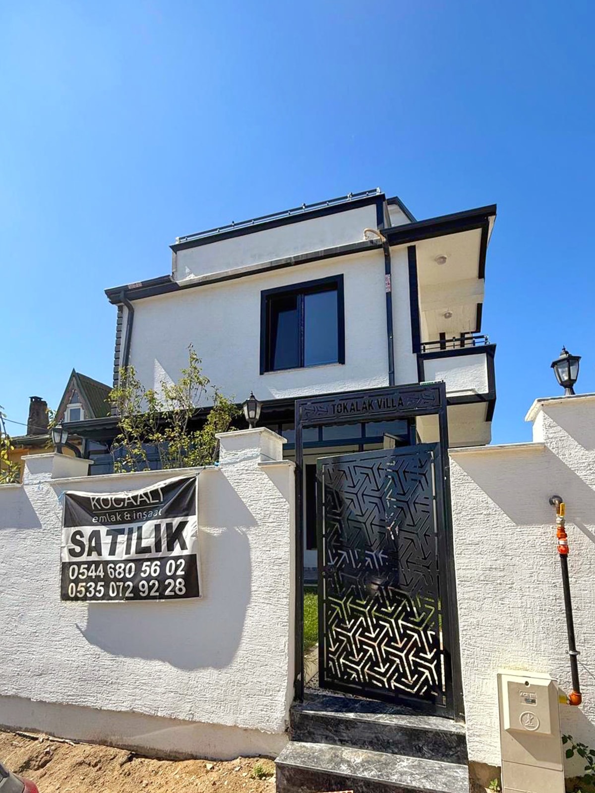 MERKEZ PLAJ, CAM BALKON TERAS, GENİŞ BİNA KULLANIM ALANLI, EBEVEYN BANYOLU, ÖN CEPHE 4+1 TRİPLEKS VİLLA! KOCAALİ YALI MH