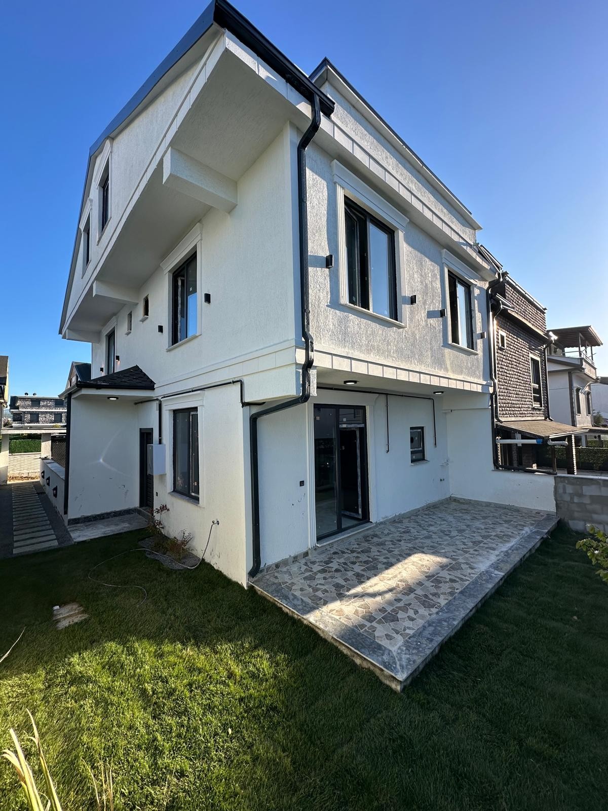 MÜSTAKİL/GİRİŞ-BAHÇE, ARKA CEPHE, EBEVEYN BANYOLU 3+1 TRİPLEKS VİLLA! KOCAALİ YALI MH