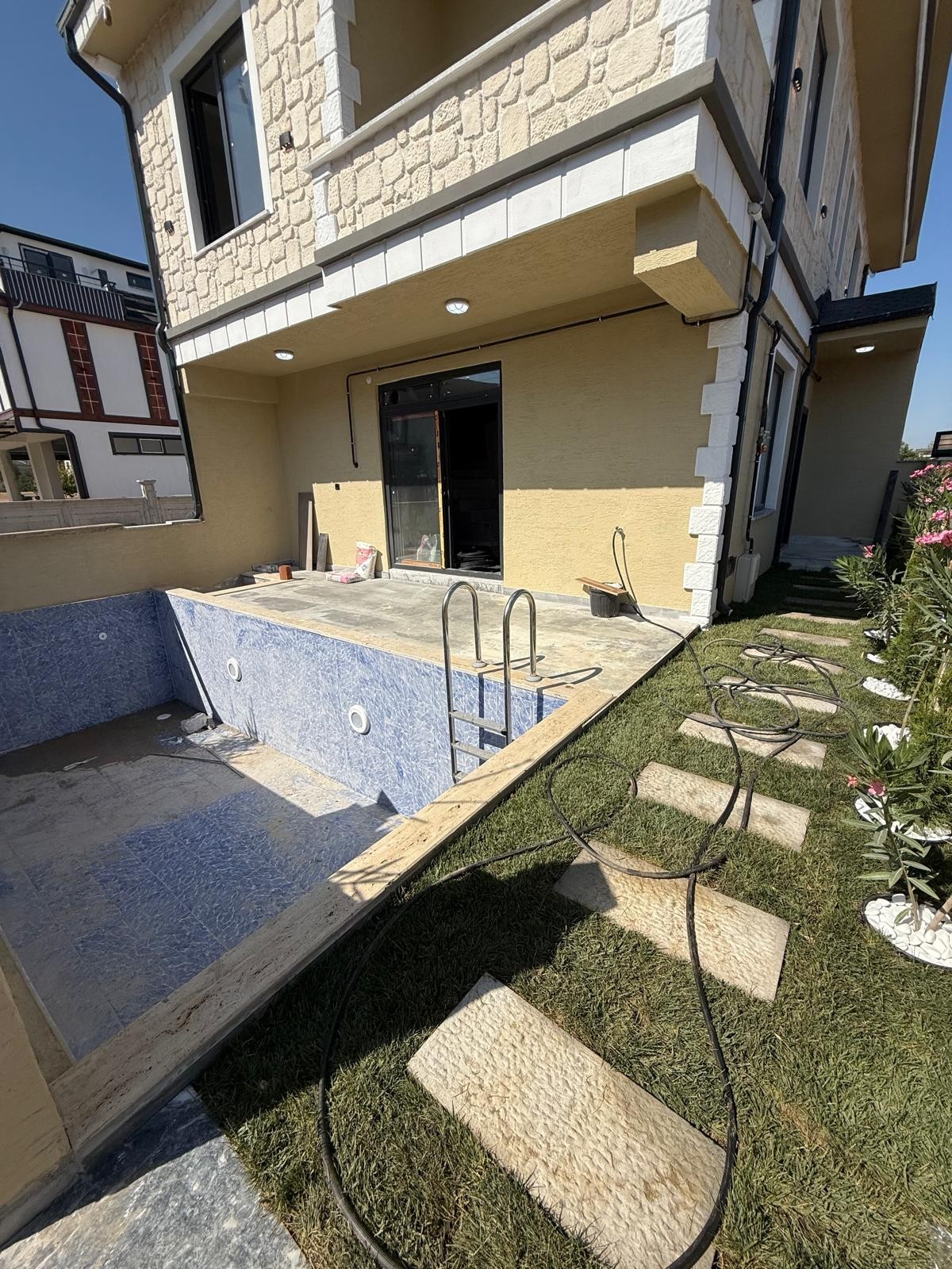 HAVUZLU, ALAÇATI TAŞ KONSEPT, ÖN-ARKA CEPHE SEÇENEKLİ, ÖN CEPHE 4+1 TRİPLEKS VİLLA! KOCAALİ ALANDERE MH