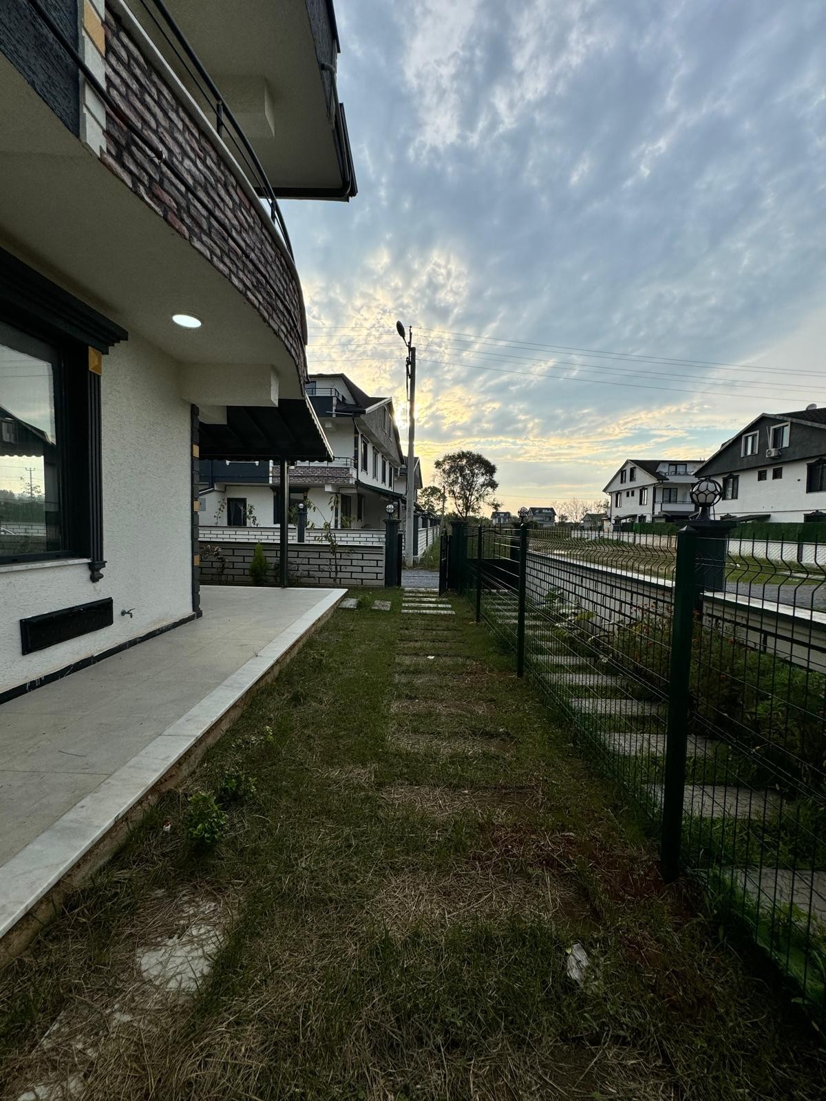 VERANDALI, YERDEN ISITMA, GENİŞ BAHÇE ALANLI F/P 5+1 TRİPLEKS VİLLA! KOCAALİ ALANDERE MH
