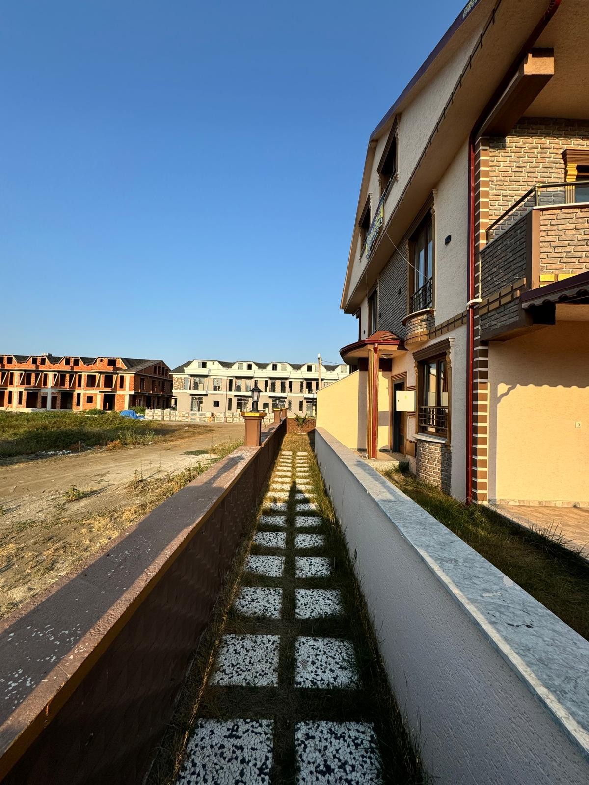 245m2 ARSA İÇİNDE, LÜKS TASARIM, AYRI MUTFAK, VERANDALI 4+1 TRİPLEKS! KOCAALİ ALANDERE MH