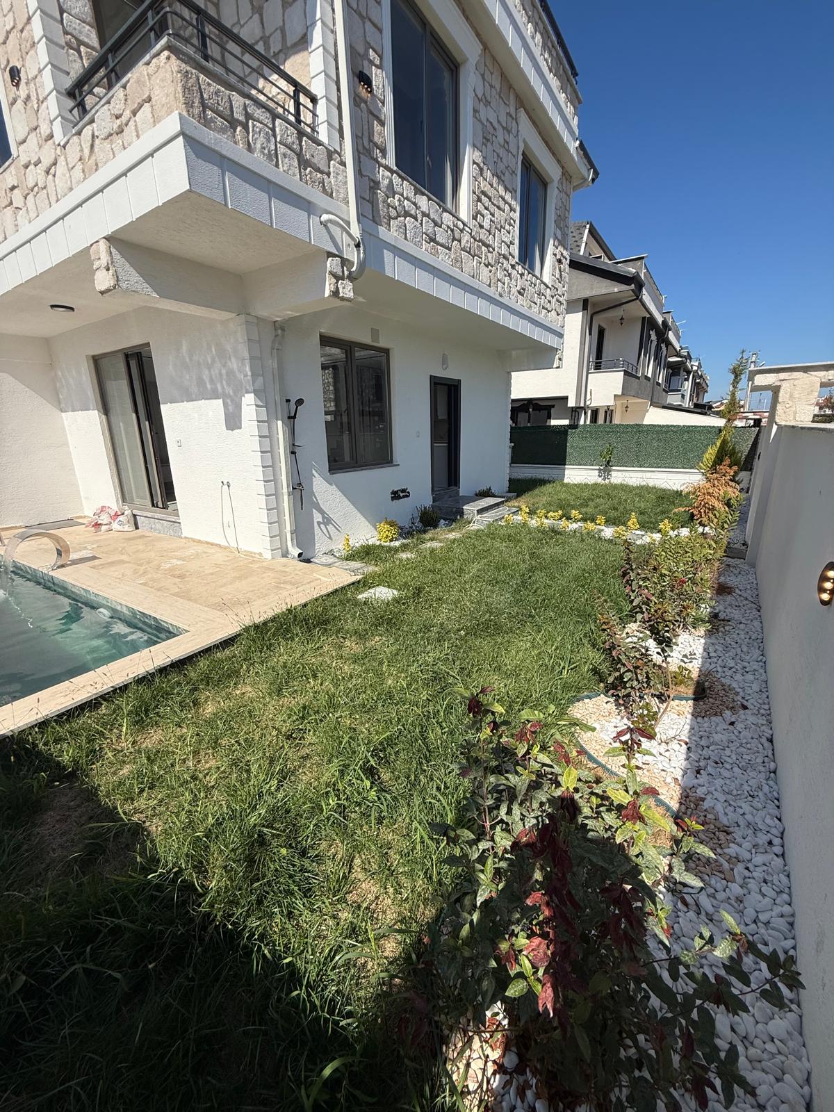 KÖŞE PARSEL, MERKEZ PLAJ, ULTRA GENİŞ BAHÇE, HAVUZLU, EBEVEYN BANYOLU, ALAÇATI TAŞ KONSEPT 4+1 TRİPLEKS VİLLA! KOCAALİ YAYLA MH