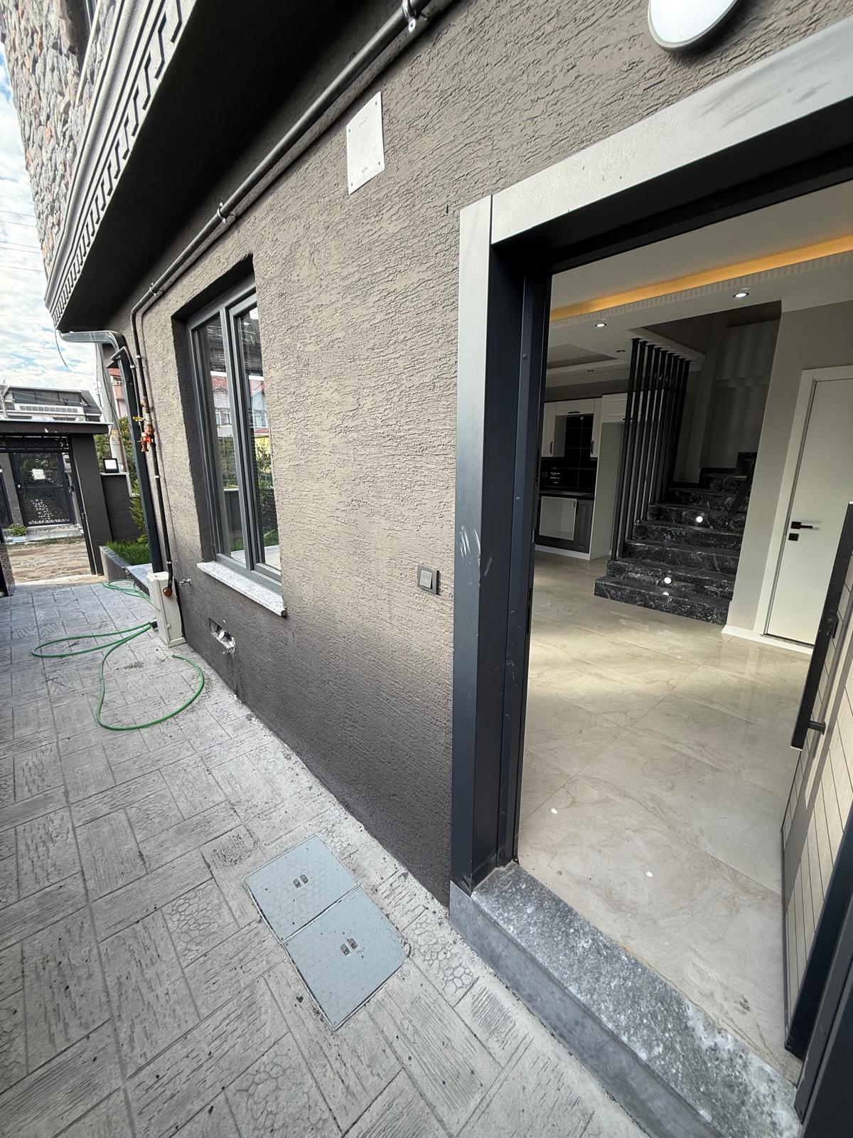 LÜKS DİZAYN, MERKEZ PLAJ, EBEVEYN BANYOLU, KOMPLE GRANİT ZEMİN 3+1 TRİPLEKS VİLLA! KOCAALİ YALI MH