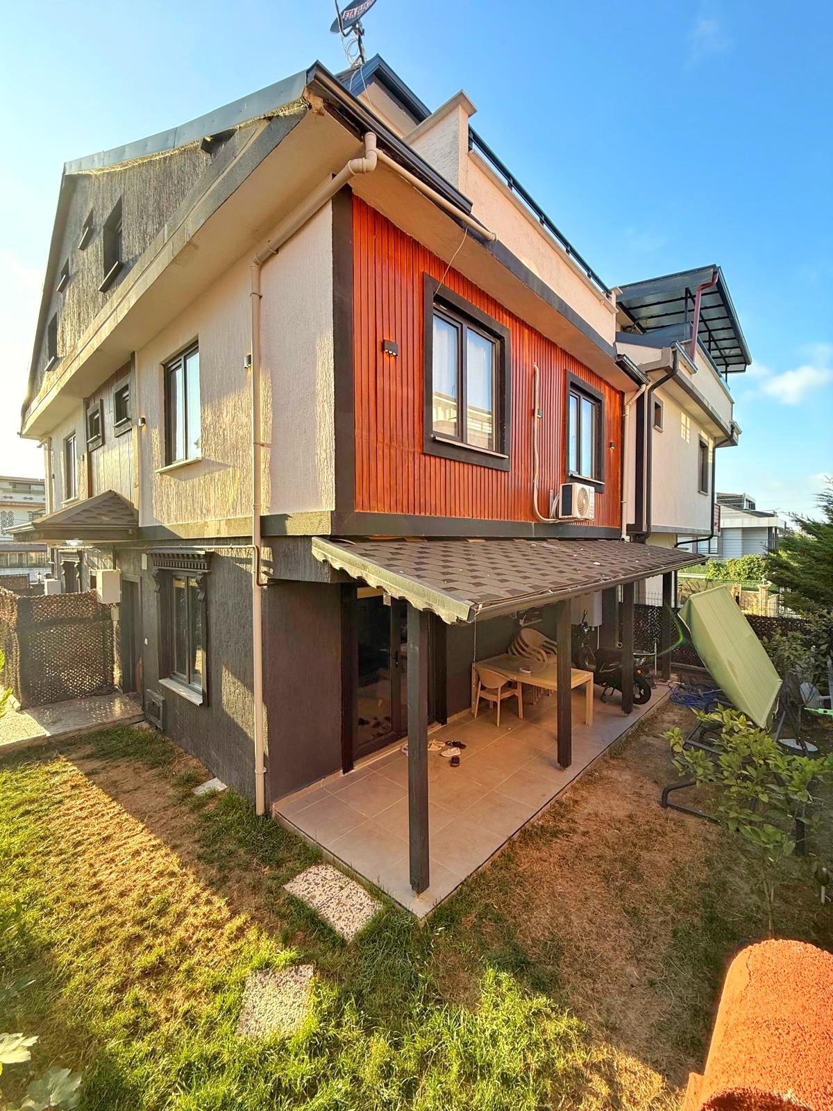 MERKEZ PLAJ, BARBEKÜLÜ, VERANDALI, KOMPLE GRANİT ZEMİN 4+1 TRİPLEKS VİLLA! KOCAALİ YALI MH