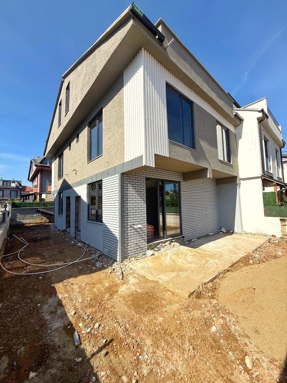 2 AYA TESLİM, ÖN-ARKA CEPHE SEÇENEKLİ, FIRSAT FİYATLI, PLAJA 180METRE 3+1 TRİPLEKS VİLLA! KOCAALİ ALANDERE MH