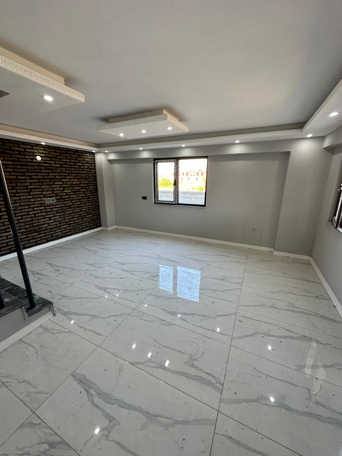 MERKEZ PLAJ, KOMPLE GRANİT ZEMİN, EBEVEYN BANYO, VERANDALI 3+1 TRİPLEKS VİLLA! KOCAALİ YAYLA MH