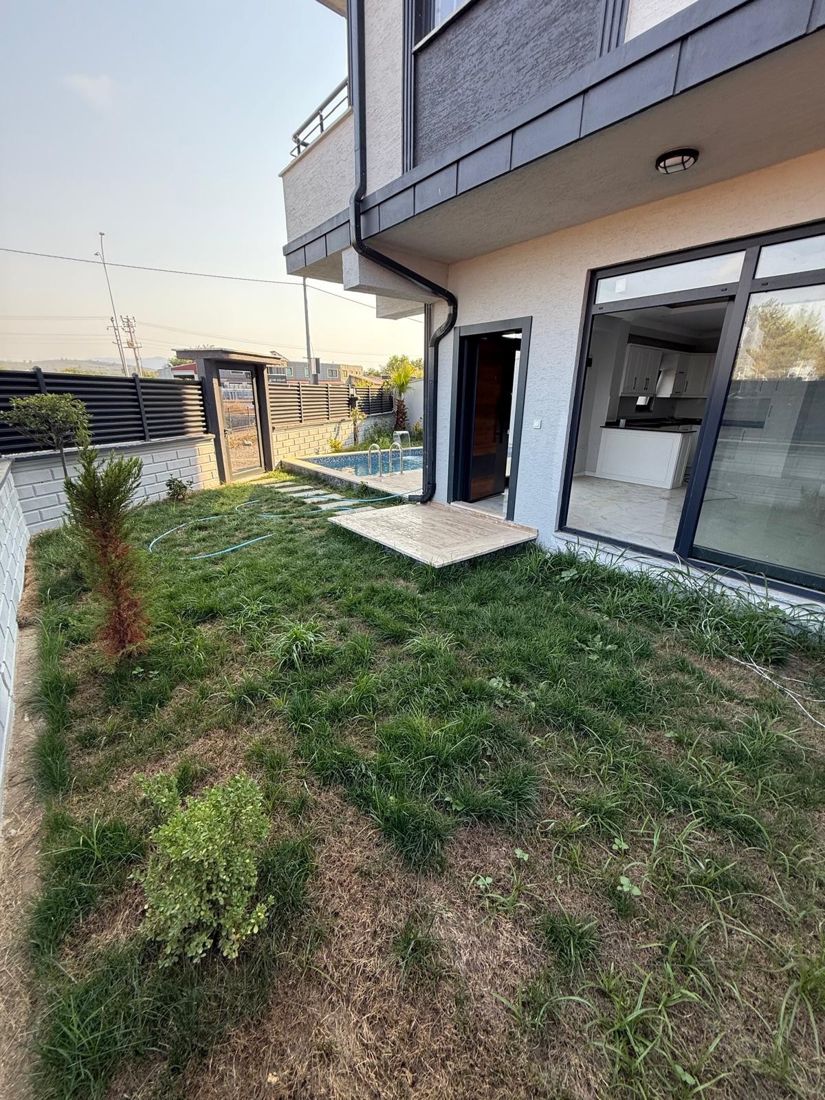 HAVUZLU, ÇİFT CEPHE GENİŞ BAHÇE, MERKEZ PLAJ, EBEVEYN BANYOLU 4+1 TRİPLEKS VİLLA! KOCAALİ YAYLA MH