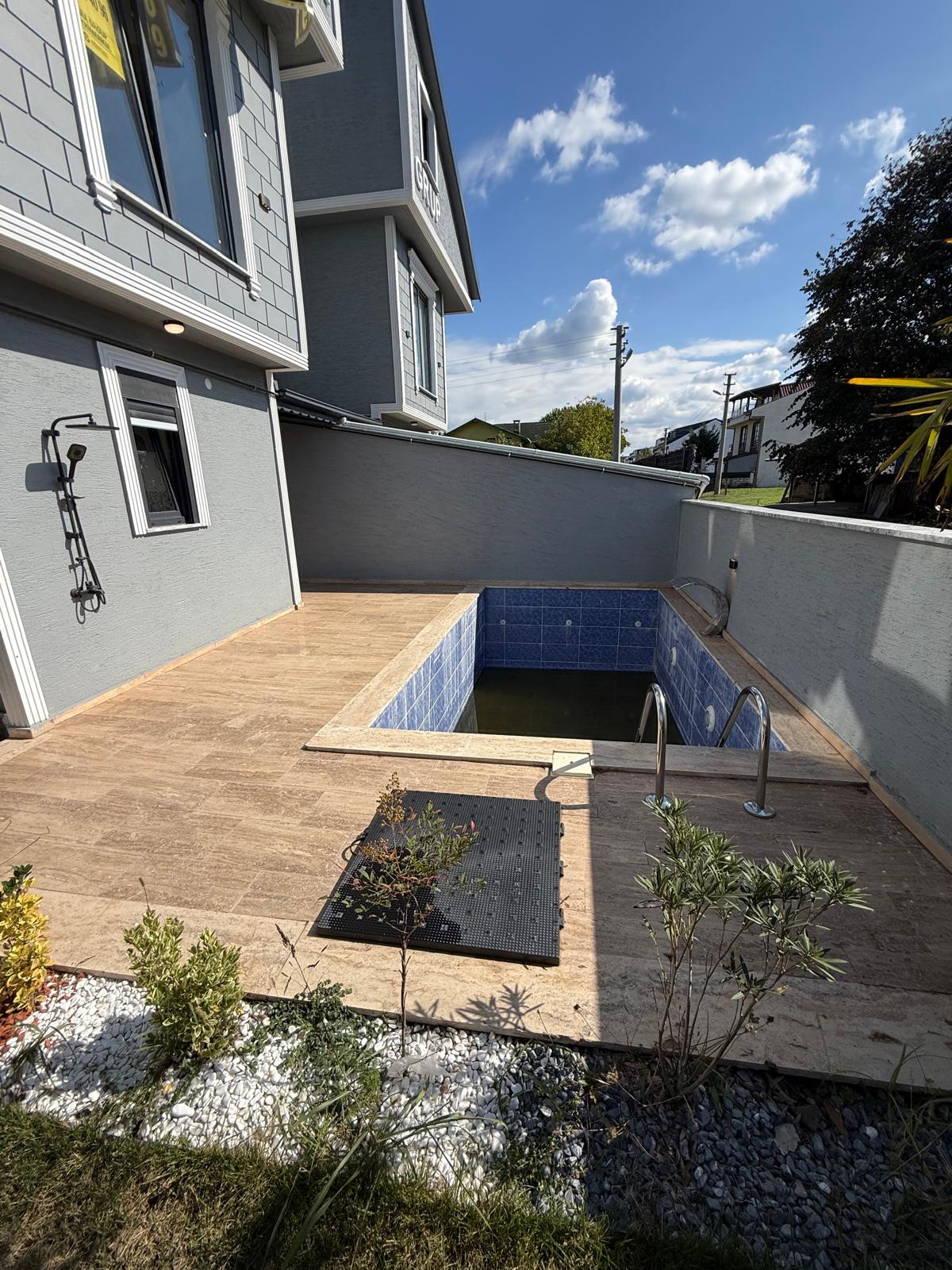 HAVUZLU, AYRI MUTFAK KONSEPT, MÜSTAKİL GİRİŞ-BAHÇE, EBEVEYN BANYOLU 4+1 TRİPLEKS VİLLA! KOCAALİ ALANDERE MH