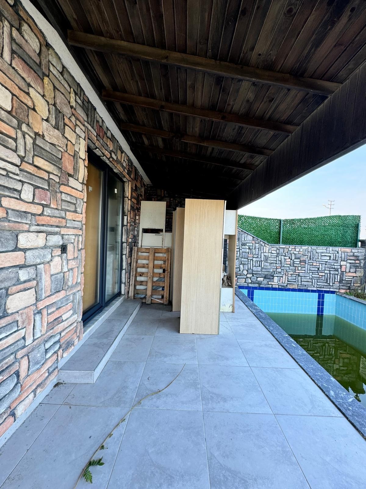 DENİZE SIFIR, 376M2 ARSA İÇİNDE, KÖŞE PARSEL 5+1 TRİPLEKS VİLLA! KOCAALİ ALANDERE MH