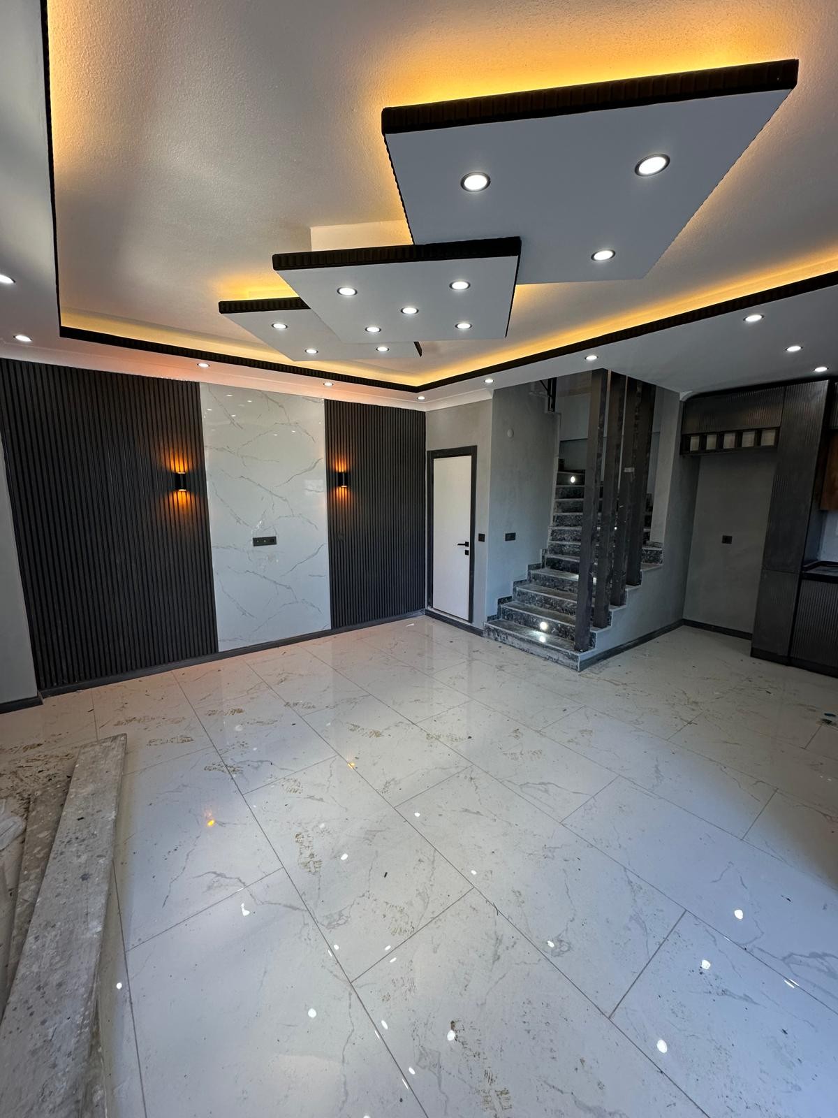 MÜSTAKİL/GİRİŞ-BAHÇE, ARKA CEPHE, EBEVEYN BANYOLU 3+1 TRİPLEKS VİLLA! KOCAALİ YALI MH