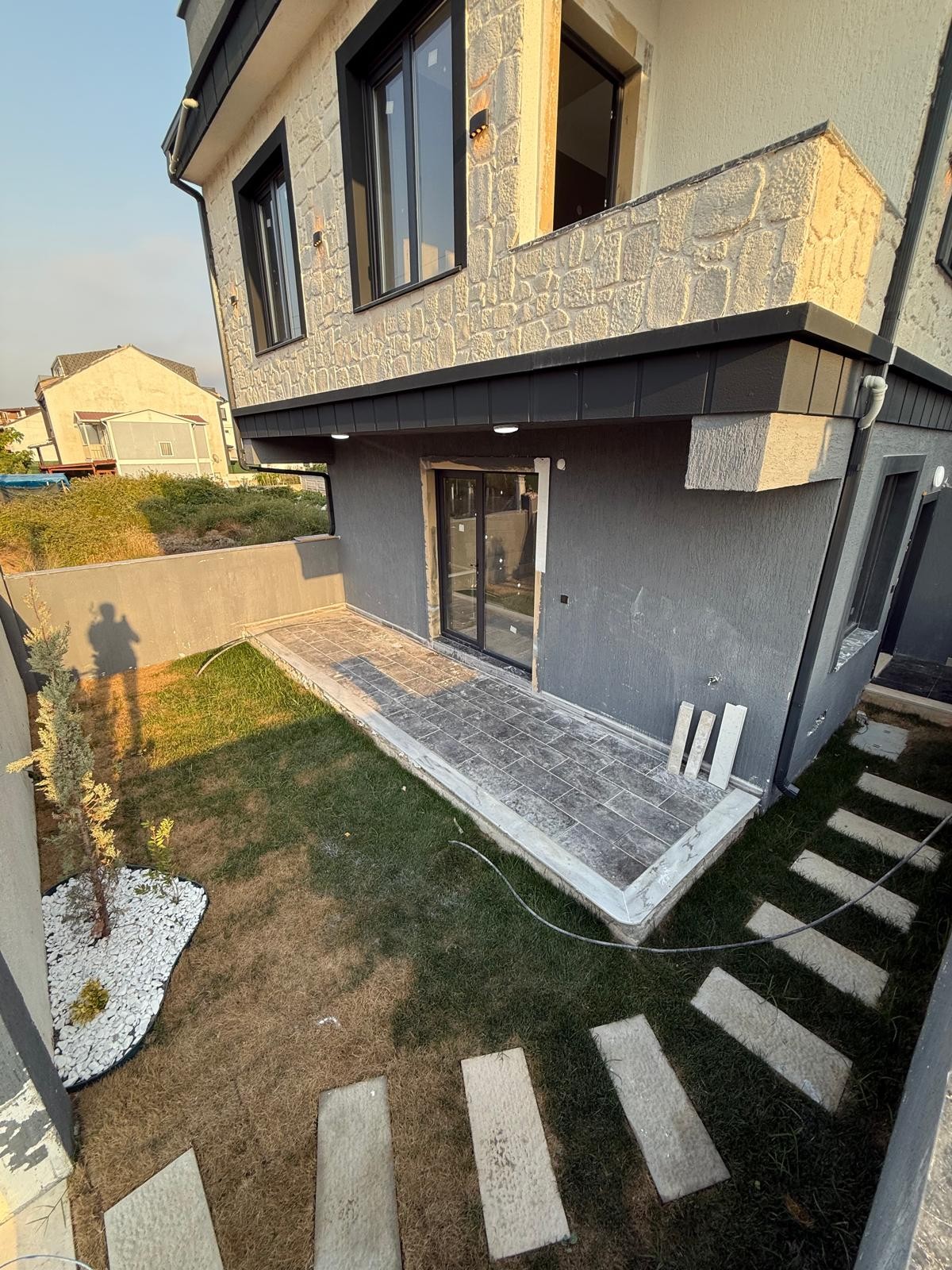 ÖN CEPHE, MÜSTAKİL GİRİŞ-BAHÇE, EBEVEYN BANYO 3+1 TRİPLEKS VİLLA! KOCAALİ ALANDERE MH