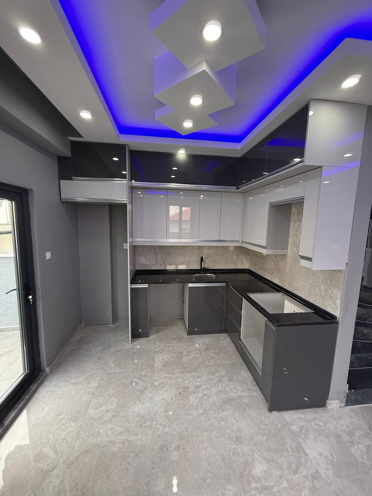 MERKEZ PLAJ, ARKA CEPHE, KOMPLE GRANİT ZEMİN, YERDEN ISITMA, LÜKS DİZAYN 3+1 VİLLA! KOCAALİ YALI MH