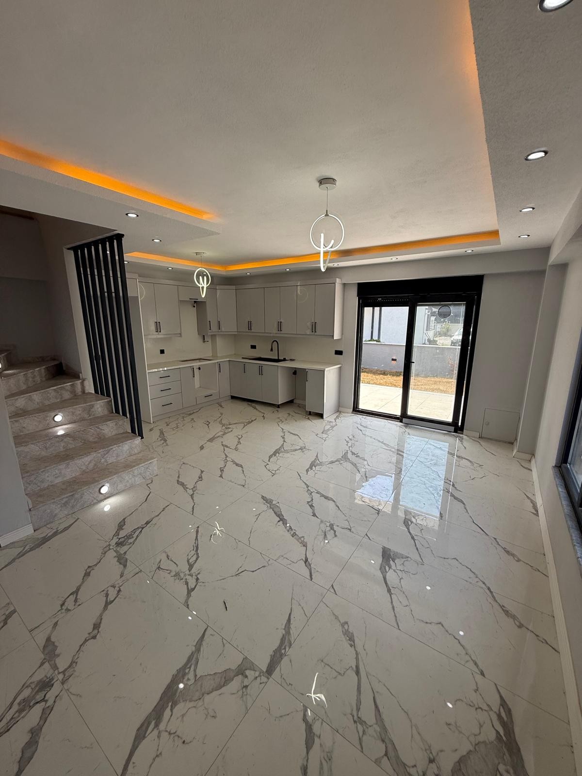 GENİŞ BAHÇE, YERDEN ISITMA, ARKA CEPHE, EBEVEYN BANYOLU 3+1 TRİPLEKS VİLLA! KOCAALİ ALANDERE MH
