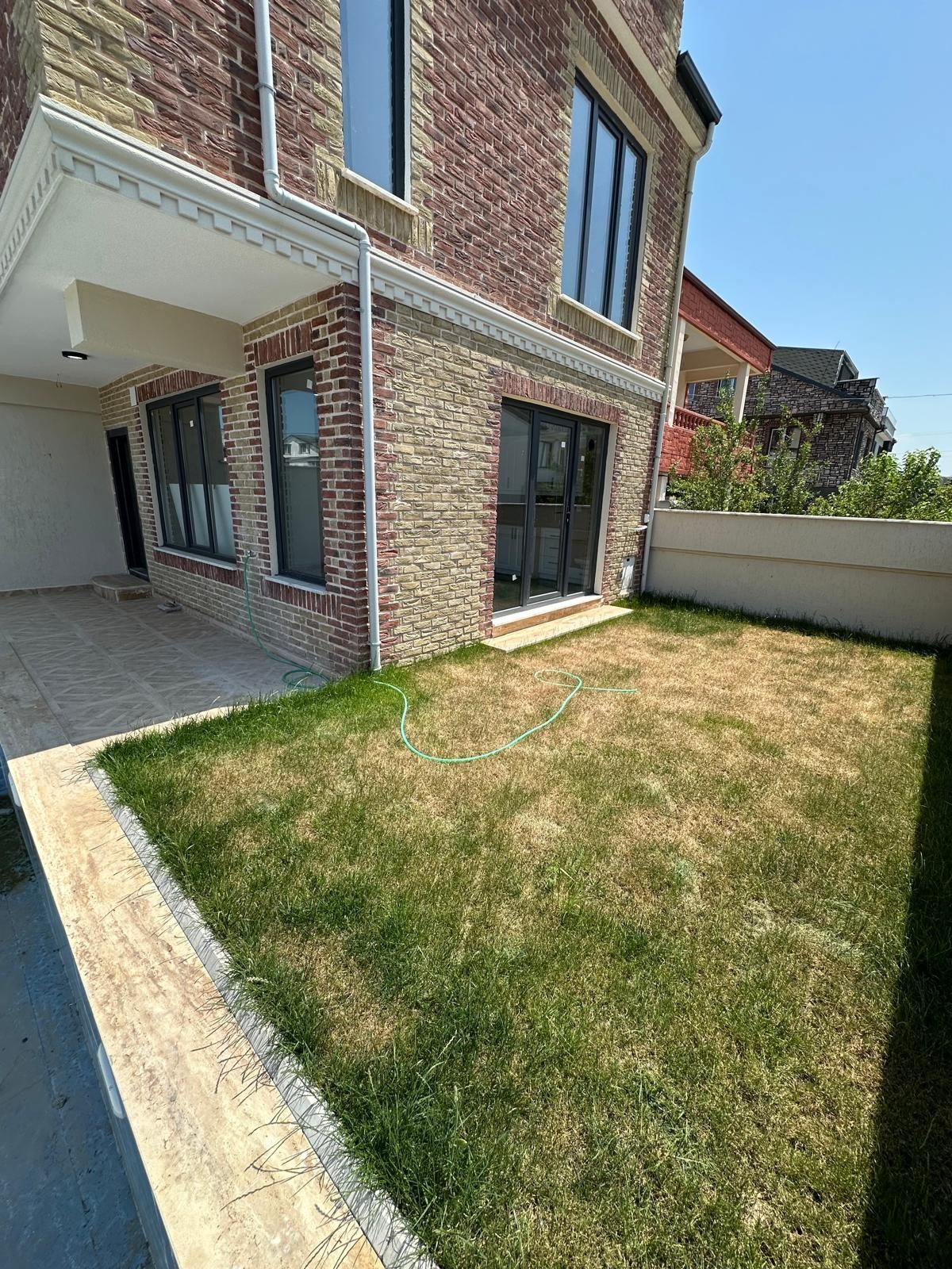 KÖŞE PARSEL, JAKUZİLİ, EBEVEYN BANYOLU, TAŞ KONSEPT, HAVUZLU, GENİŞ BAHÇE 3+1 TRİPLEKS VİLLA! KOCAALİ ALANDERE MH
