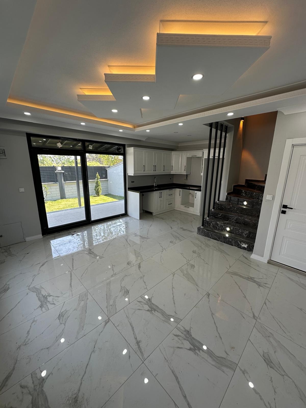 ARKA CEPHE, BAĞIMSIZ MÜSTAKİL GİRİŞ, VERANDALI, YERDEN ISITMA  3+1 TRİPLEKS VİLLA! KOCAALİ ALANDERE MH