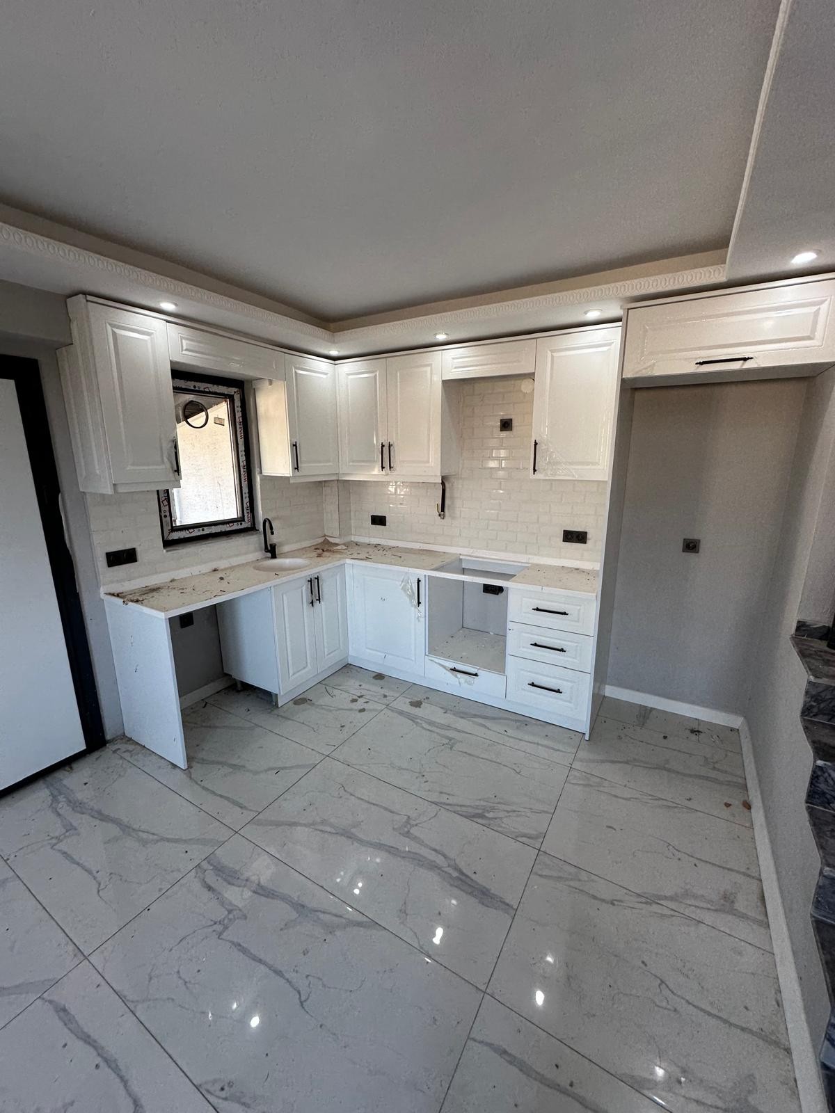 MERKEZ PLAJ, KOMPLE GRANİT ZEMİN, EBEVEYN BANYO, VERANDALI 3+1 TRİPLEKS VİLLA! KOCAALİ YAYLA MH