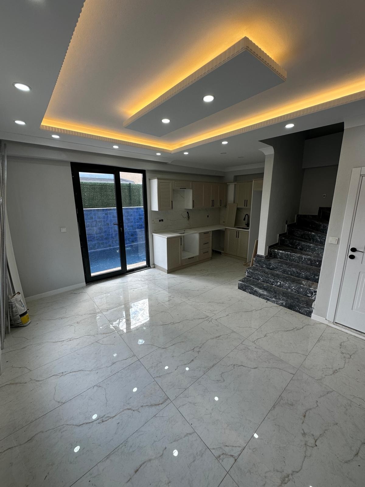 TERAS DENİZ MANZARALI, FİYAT/PERFORMANS HAVUZLU, YERDEN ISITMA 3+1 TRİPLEKS VİLLA! KOCAALİ ALANDERE MH