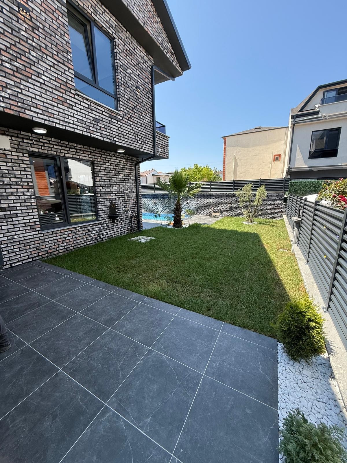 ULTRA GENİŞ BAHÇE, MERKEZ PLAJ, 145m2 KENDİNE AİT ARSASI, TAŞ KONSEPT, HAVUZLU 4+1 TRİPLEKS VİLLA! KOCAALİ YALI MH