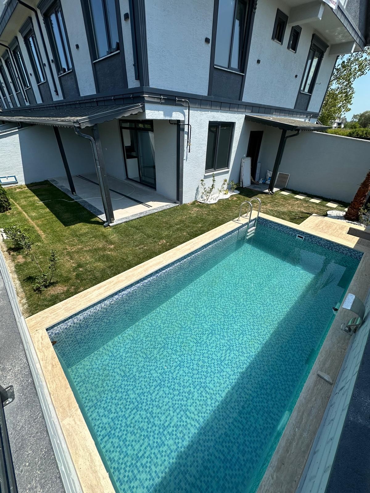 KÖŞE PARSEL, HAVUZLU, GENİŞ BAHÇE ALANLI, YERDEN ISITMA 3+1 TRİPLEKS VİLLA! KOCAALİ ALANDERE MH