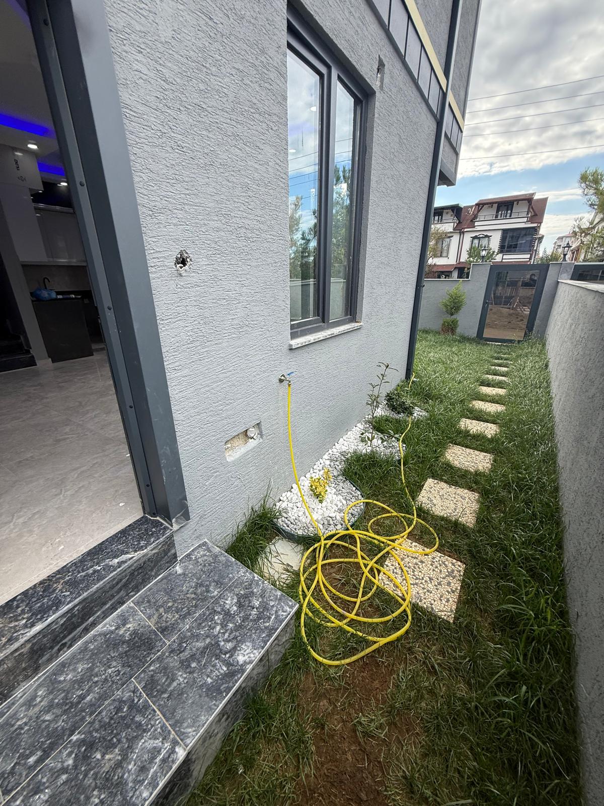 MERKEZ PLAJ, ÖN CEPHE, KOMPLE GRANİT ZEMİN, YERDEN ISITMA, LÜKS DİZAYN 3+1 VİLLA! KOCAALİ YALI MH