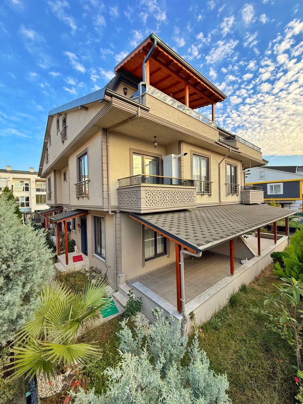 MERKEZ PLAJ, ARKA CEPHE, PLAJA 200METRE, EBEVEYN BANYOLU TRİPLEKS 3+1 VİLLA! KOCAALİ YALI MH