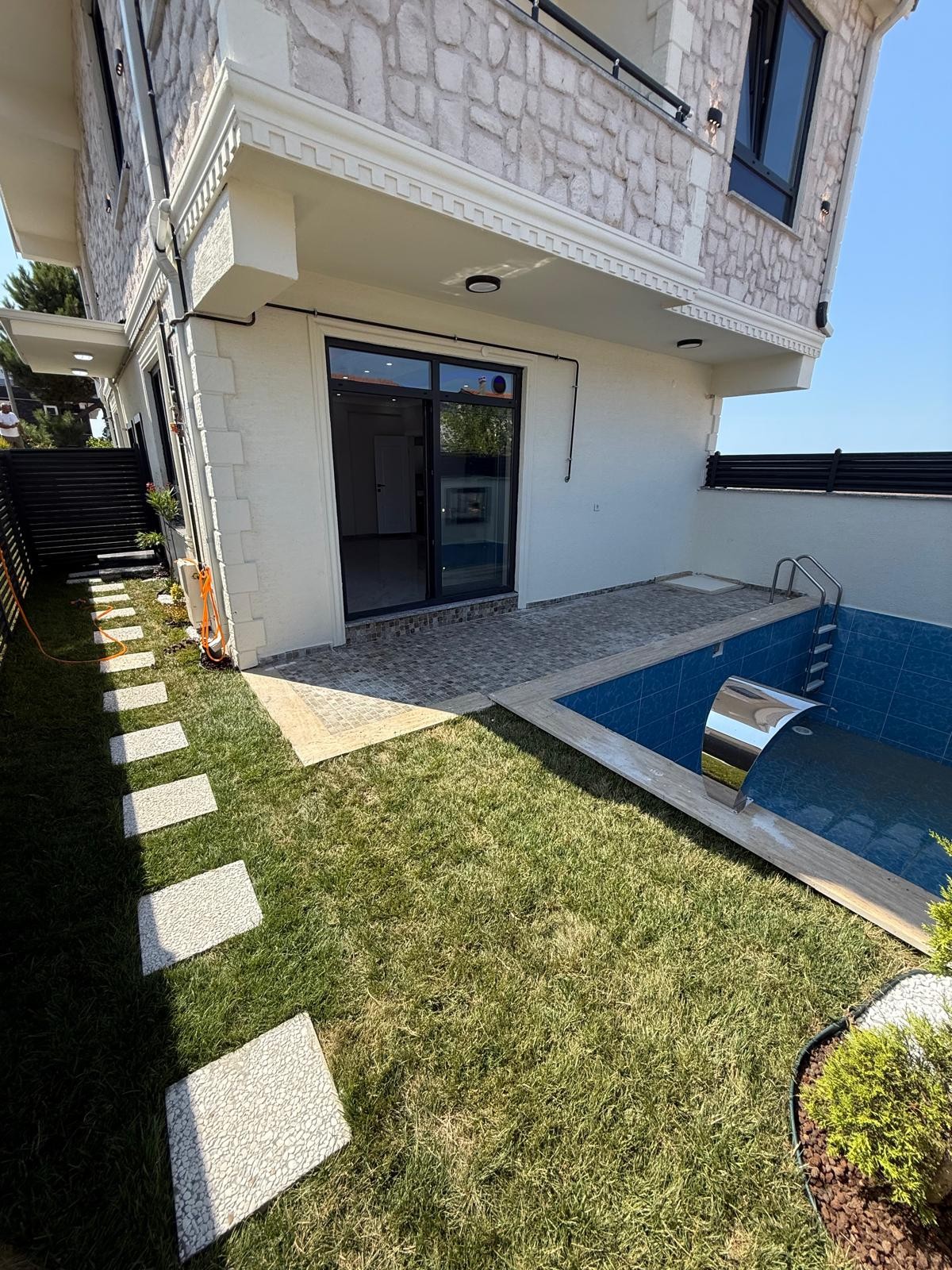 KAPANMAZ DENİZ MANZARALI, PLAJA 30METRE, ALAÇATI TAŞ KONSEPT, ÖN CEPHE, HAVUZLU 4+1 TRİPLEKS VİLLA! KOCAALİ ALANDERE MH