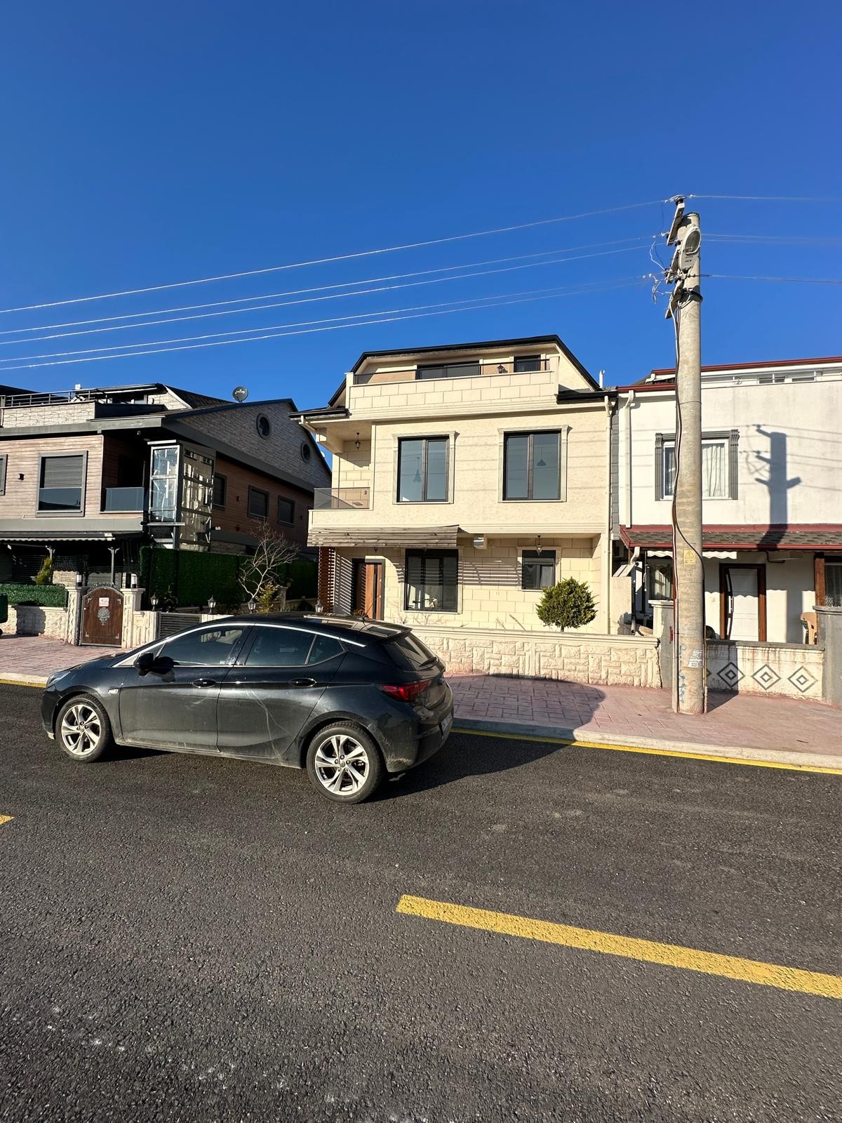 PANJURLU, VERANDALI, OTURUMA HAZIR, EBEVEYN BANYO 3+1 TRİPLEKS VİLLA! KOCAALİ YALI MH